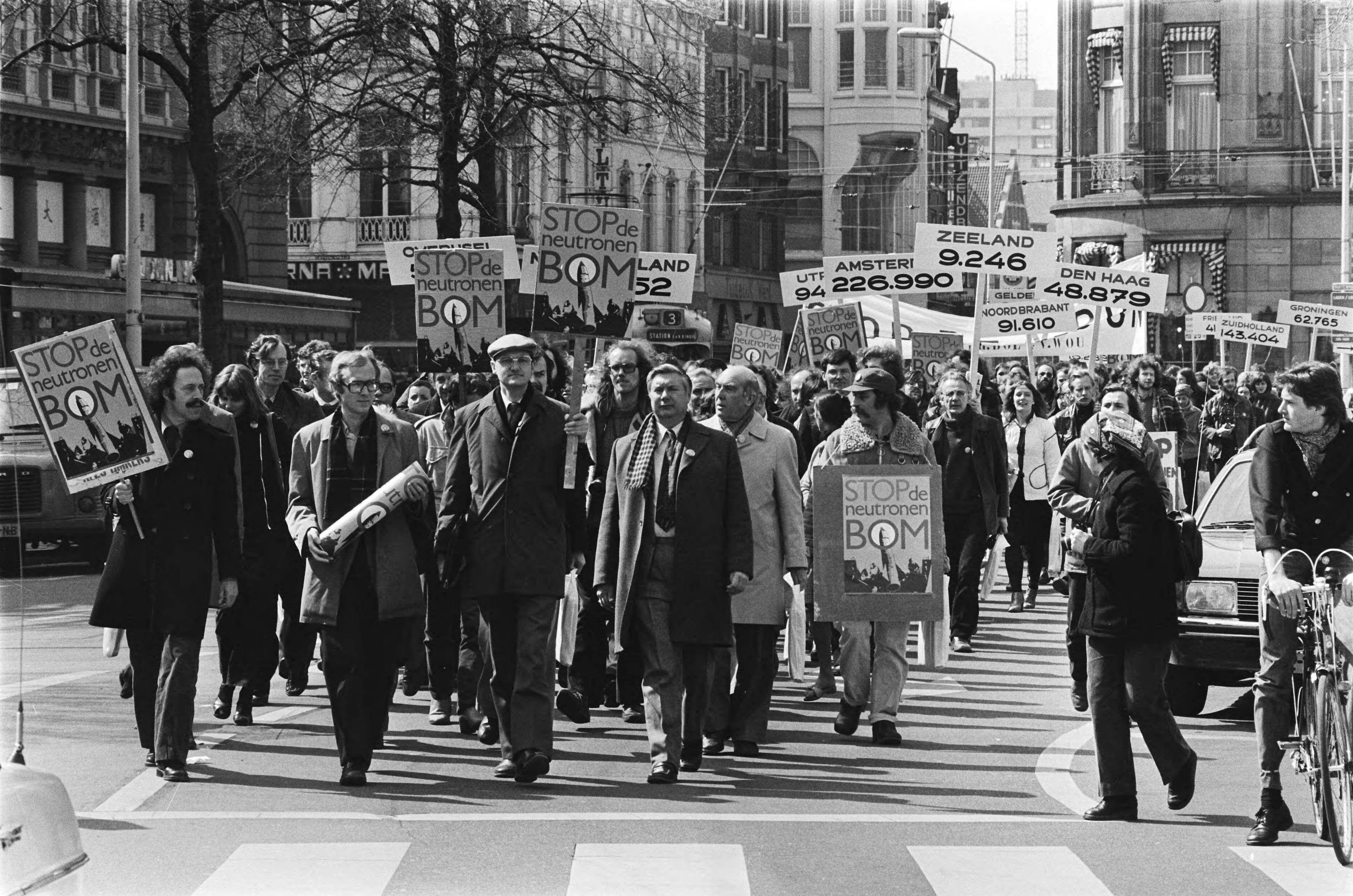 Fotocollectie Anefo — Aanbieden ingezamelde handtekeningen stop de Neutronenbom in Den Haag ; overzicht demonstratie — Foto: Suyk, Koen / Anefo. Licentie: Set B: Rechtenvrij / Publiek Domein. Bron: Nationaal Archief. http://hdl.handle.net/10648/acb0bfee-d0b4-102d-bcf8-003048976d84