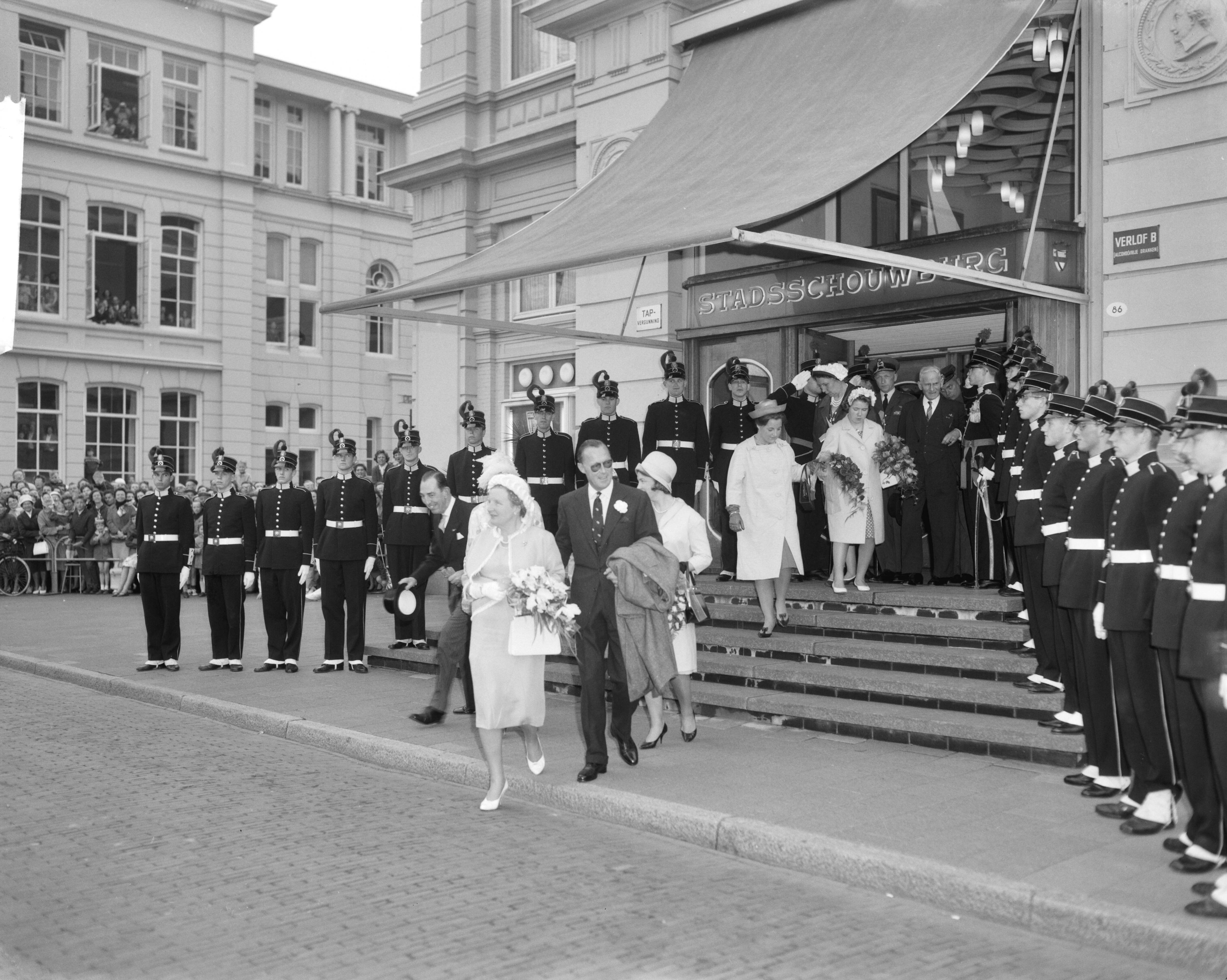 Koninklijk bezoek aan Groningen en Friesland (1962) — Koninklijk bezoek aan Groningen — Foto: Bilsen, Joop van / Anefo. Licentie: Set B: Rechtenvrij / Publiek Domein. Bron: Nationaal Archief. http://hdl.handle.net/10648/aa06f7c2-d0b4-102d-bcf8-003048976d84
