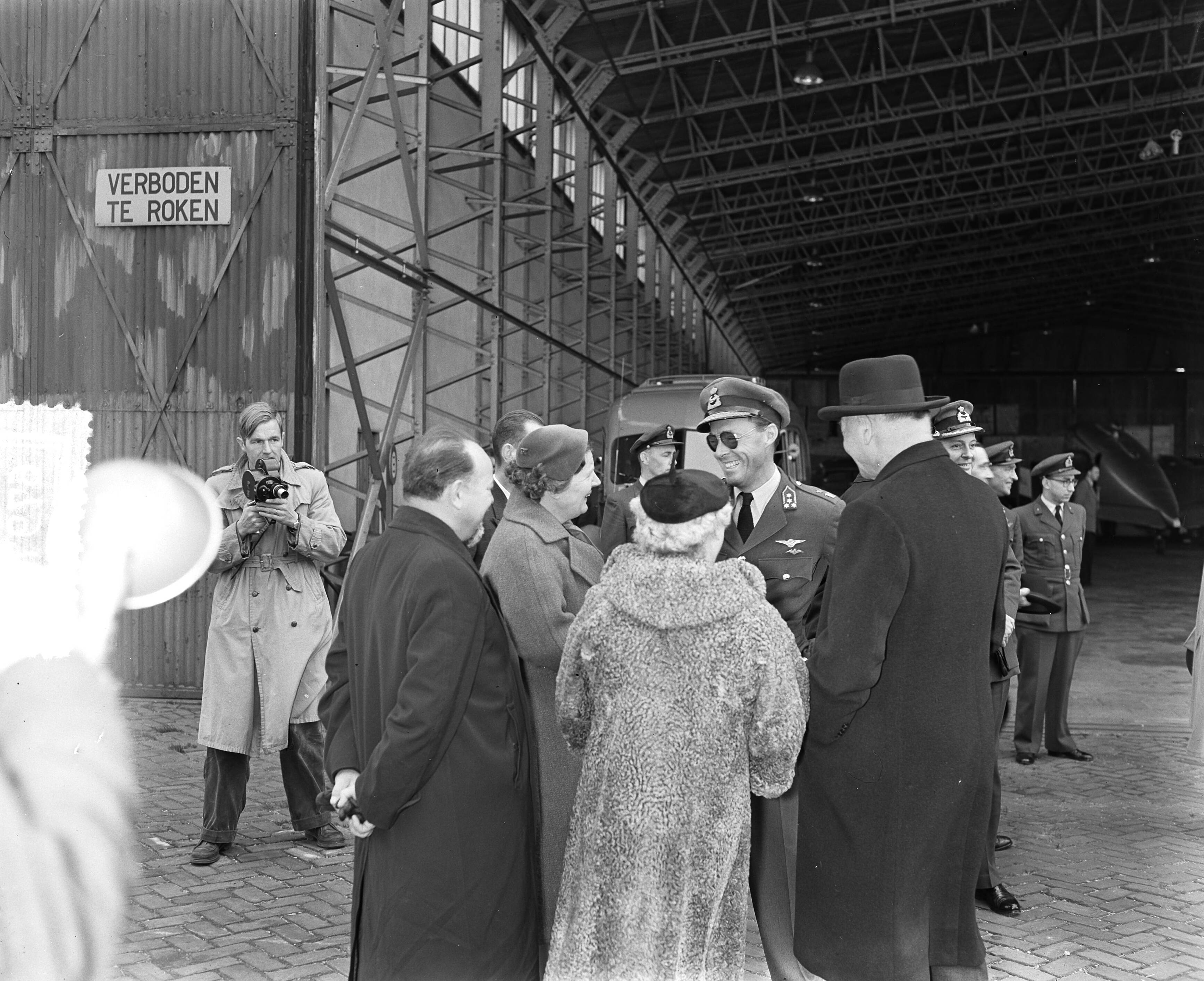 Prins Bernhard arriveert op Soesterberg na een reis naar Zuid-Afrika — Aankomst prins Bernhard op Soesterberg uit Zuid Afrika. Prins Bernhard wordt welkom geheten, links van hem koningin Juliana — Foto: Rossem, Wim van / Anefo. Licentie: Set B: Rechtenvrij / Publiek Domein. Bron: Nationaal Archief. http://hdl.handle.net/10648/a92bac62-d0b4-102d-bcf8-003048976d84