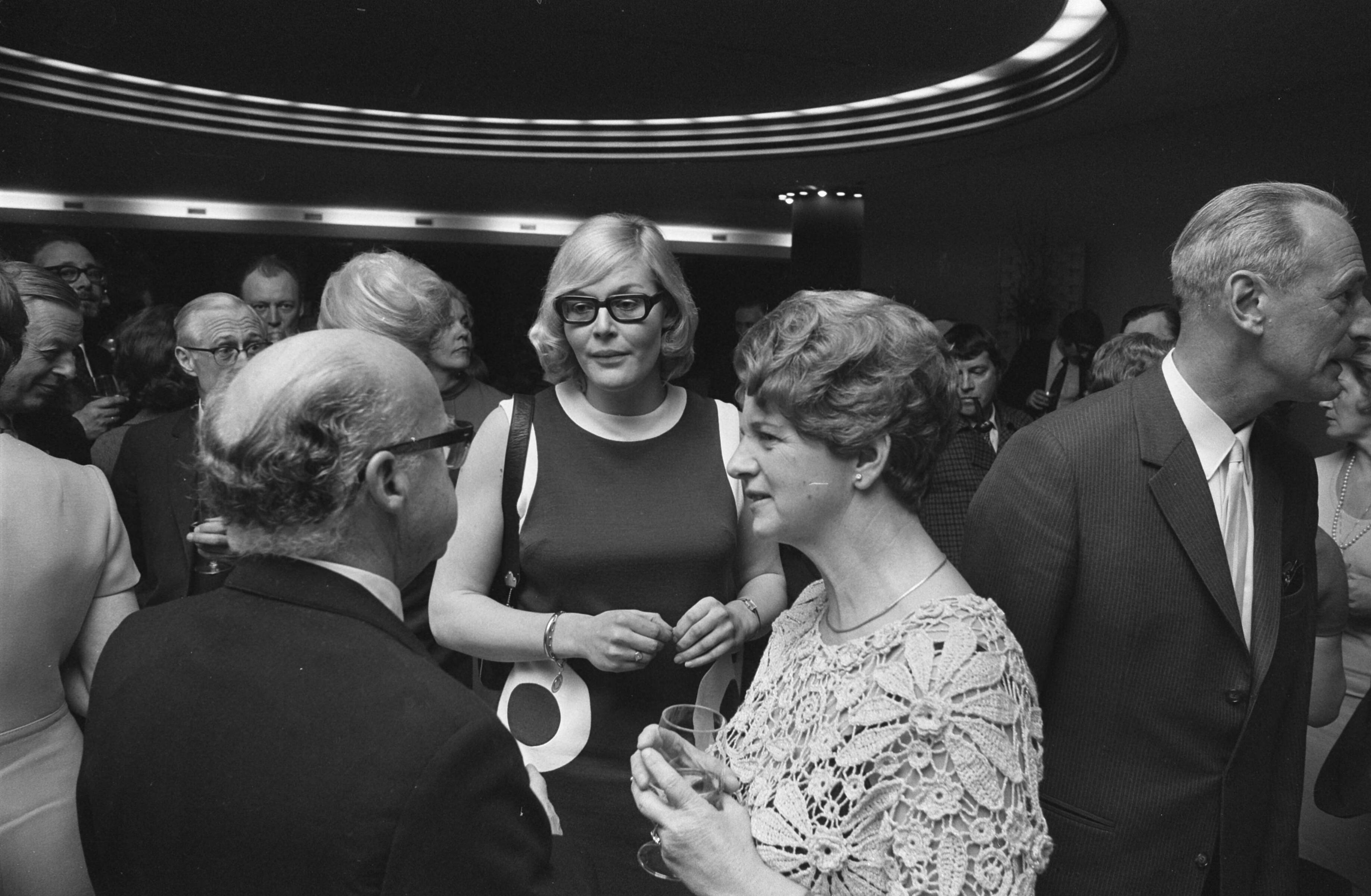 Fotocollectie Anefo — Nederlandse premiere van film over Olympische Spelen va Mexico in Den Haag . Opdracht Columbia. Nummer 23 Ada Kok en Rinus van Beek — Foto: Verhoeff, Bert / Anefo. Licentie: Set B: Rechtenvrij / Publiek Domein. Bron: Nationaal Archief. http://hdl.handle.net/10648/ab8ff1ac-d0b4-102d-bcf8-003048976d84
