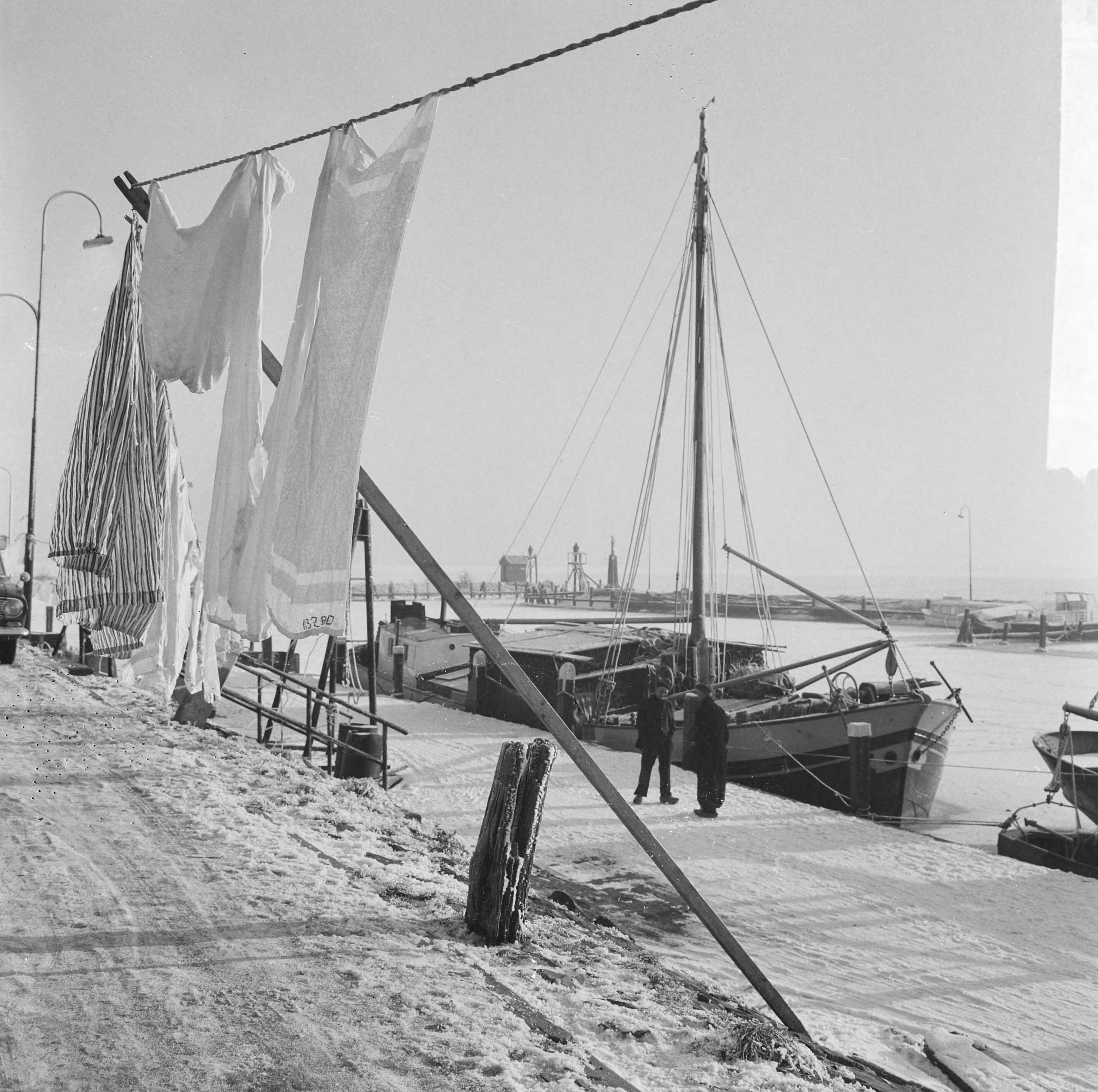 Fotocollectie Anefo — Wasdag in bevroren Volendam. Volendamse hangt de was op — Foto: Pot, Harry / Anefo. Licentie: Set B: Rechtenvrij / Publiek Domein. Bron: Nationaal Archief. http://hdl.handle.net/10648/aa5322aa-d0b4-102d-bcf8-003048976d84