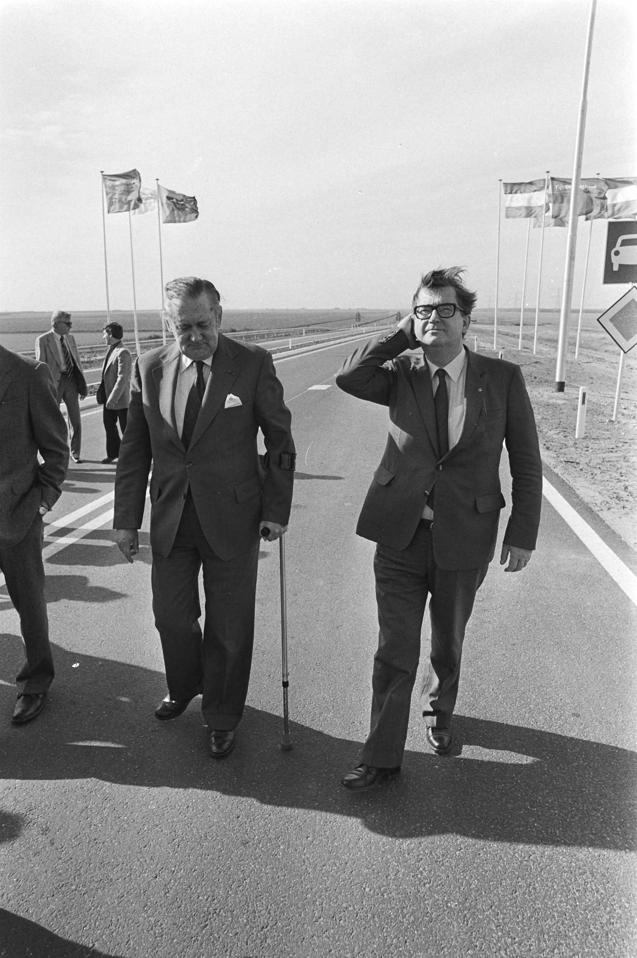 Minister Zeevalking (D66, Verkeer en Waterstaat) heeft een nieuw gedeelte van de A6 tussen Almere Haven en Lelystad opengesteld — Minister Zeevalking (links) loopt met Hans Gruyters (D66, burgemeester van Lelystad) over het nieuwe wegvak — Foto: Antonisse, Marcel / Anefo. Licentie: Set B: Rechtenvrij / Publiek Domein. Bron: Nationaal Archief. http://hdl.handle.net/10648/ad052be2-d0b4-102d-bcf8-003048976d84