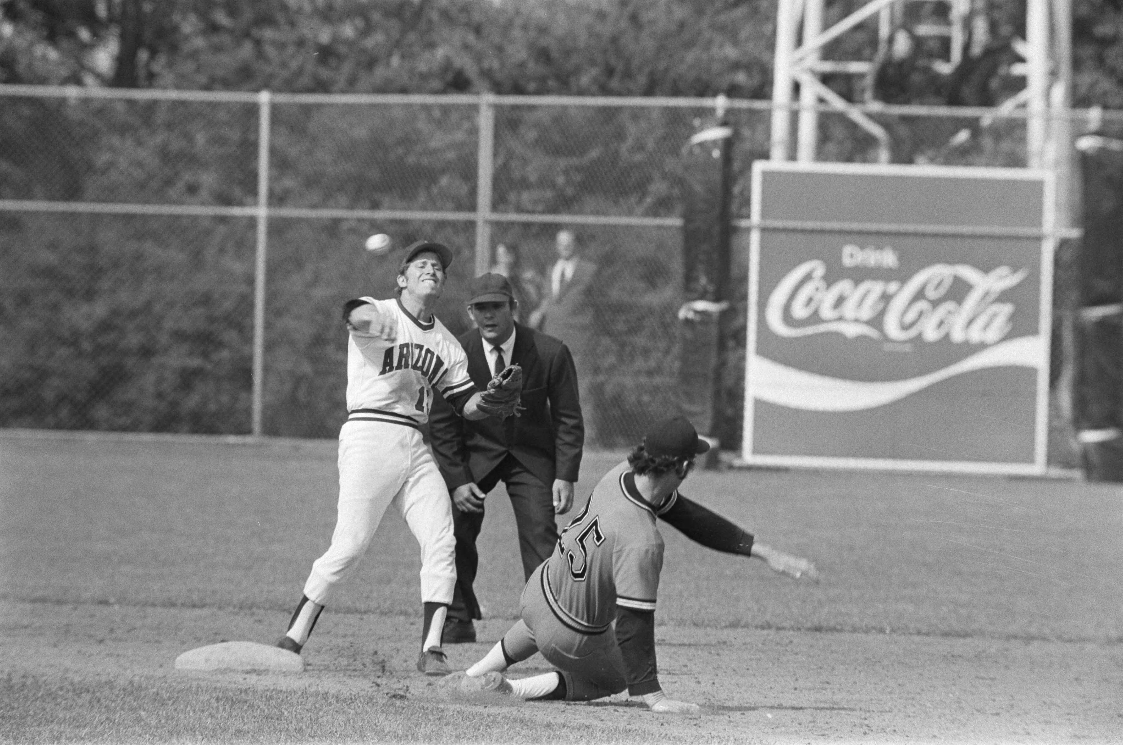Fotocollectie Anefo — Honkbalweek Haarlem Nederland tegen Arizona; nr. 12 Ron Hassey bereikt honk — Foto: Croes, Rob C. / Anefo. Licentie: Set B: Rechtenvrij / Publiek Domein. Bron: Nationaal Archief. http://hdl.handle.net/10648/ac503be2-d0b4-102d-bcf8-003048976d84