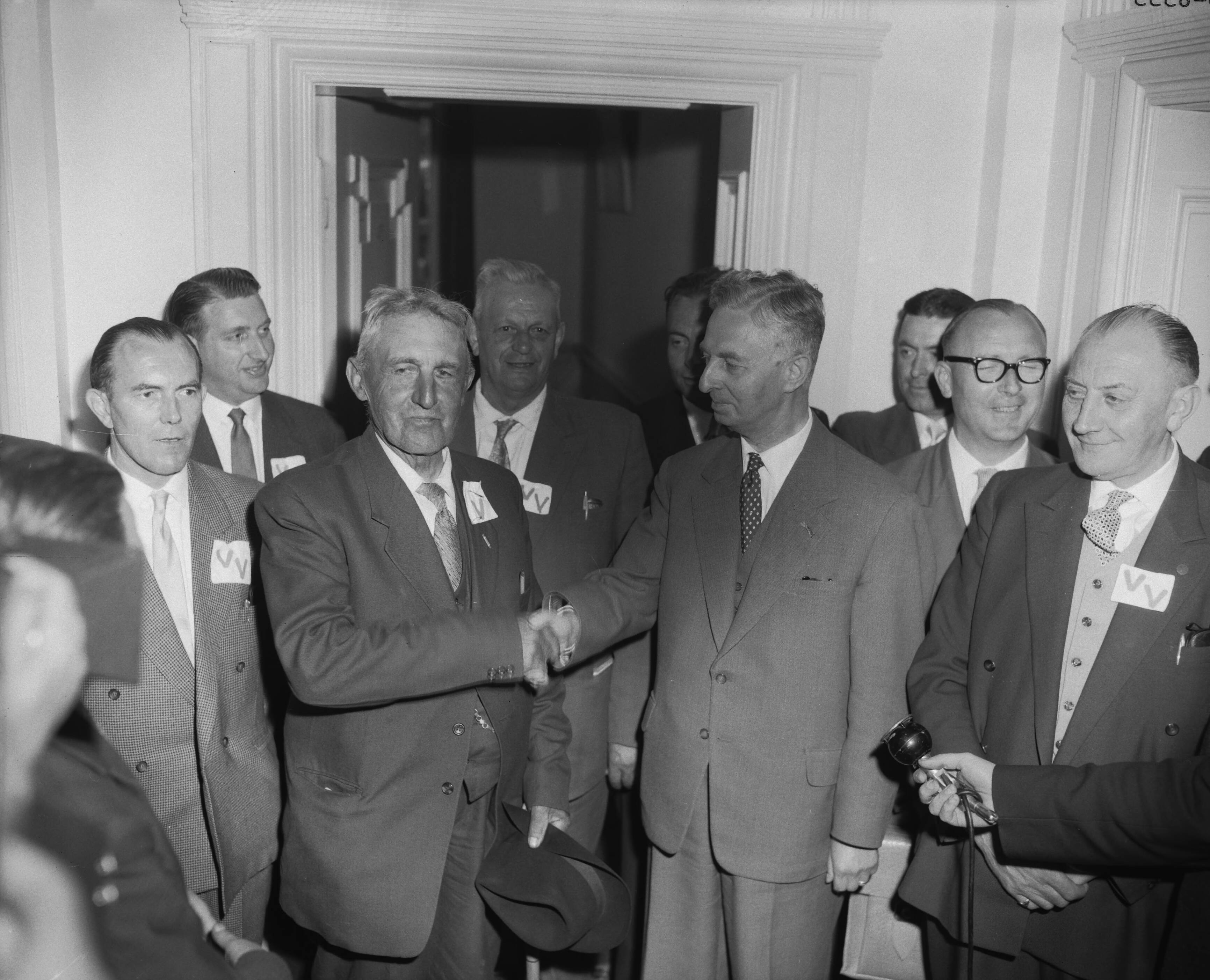Fotocollectie Anefo — "Vrije Veren" demonstratie op het Binnnenhof te Den Haag. Minister Algera met de leider H. J. Colsen (links) — Foto: Behrens, Herbert F. / Anefo. Licentie: Set B: Rechtenvrij / Publiek Domein. Bron: Nationaal Archief. http://hdl.handle.net/10648/a97e3374-d0b4-102d-bcf8-003048976d84
