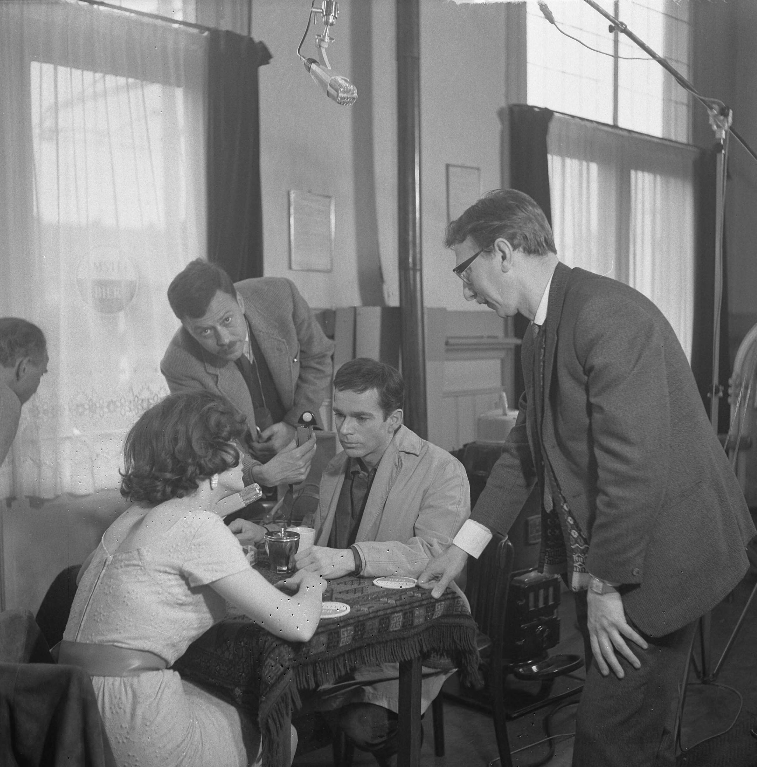 Fotocollectie Anefo — Nederlandse speelfilm "De Vergeten Medeminnaar" (regie: Giovanni Korporaal). Eerste opname in Aerdenhout. Thérèse Steinmetz en Henk van Ulsen. Rechts Giovanni Korporaal — Foto: Nijs, Jac. de / Anefo. Licentie: Set B: Rechtenvrij / Publiek Domein. Bron: Nationaal Archief. http://hdl.handle.net/10648/aa366f7a-d0b4-102d-bcf8-003048976d84