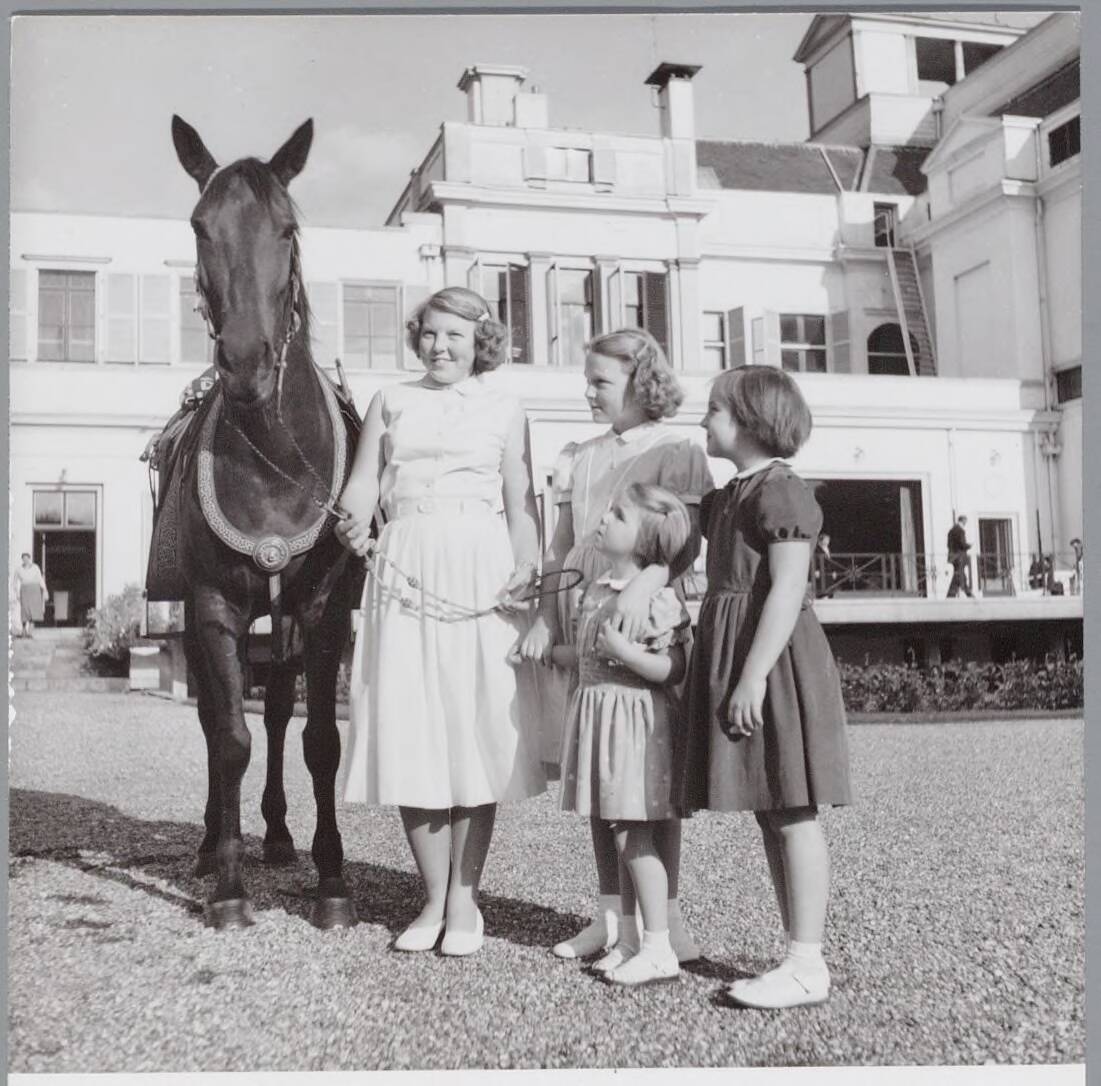 Fotocollectie RVD / Koninklijk Huis — De prinsessen Beatrix, Irene, Margriet en Marijke met paard in de tuin van Paleis Soestdijk — Foto: Onbekend / RVD. Licentie: Set B: Rechtenvrij / Publiek Domein. Bron: Nationaal Archief. http://hdl.handle.net/10648/afb06b0e-d0b4-102d-bcf8-003048976d84