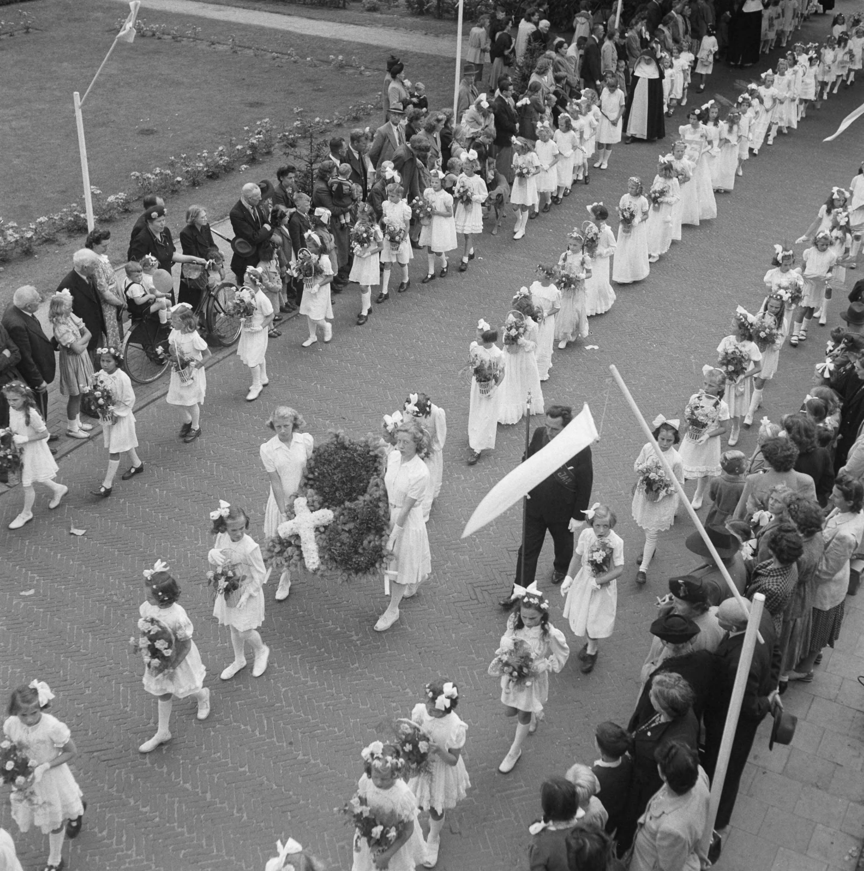 Fotocollectie Anefo — St. Jansprocessie te Laren — Foto: Oorschot, […] van / Anefo. Licentie: Set B: Rechtenvrij / Publiek Domein. Bron: Nationaal Archief. http://hdl.handle.net/10648/a8b8848a-d0b4-102d-bcf8-003048976d84
