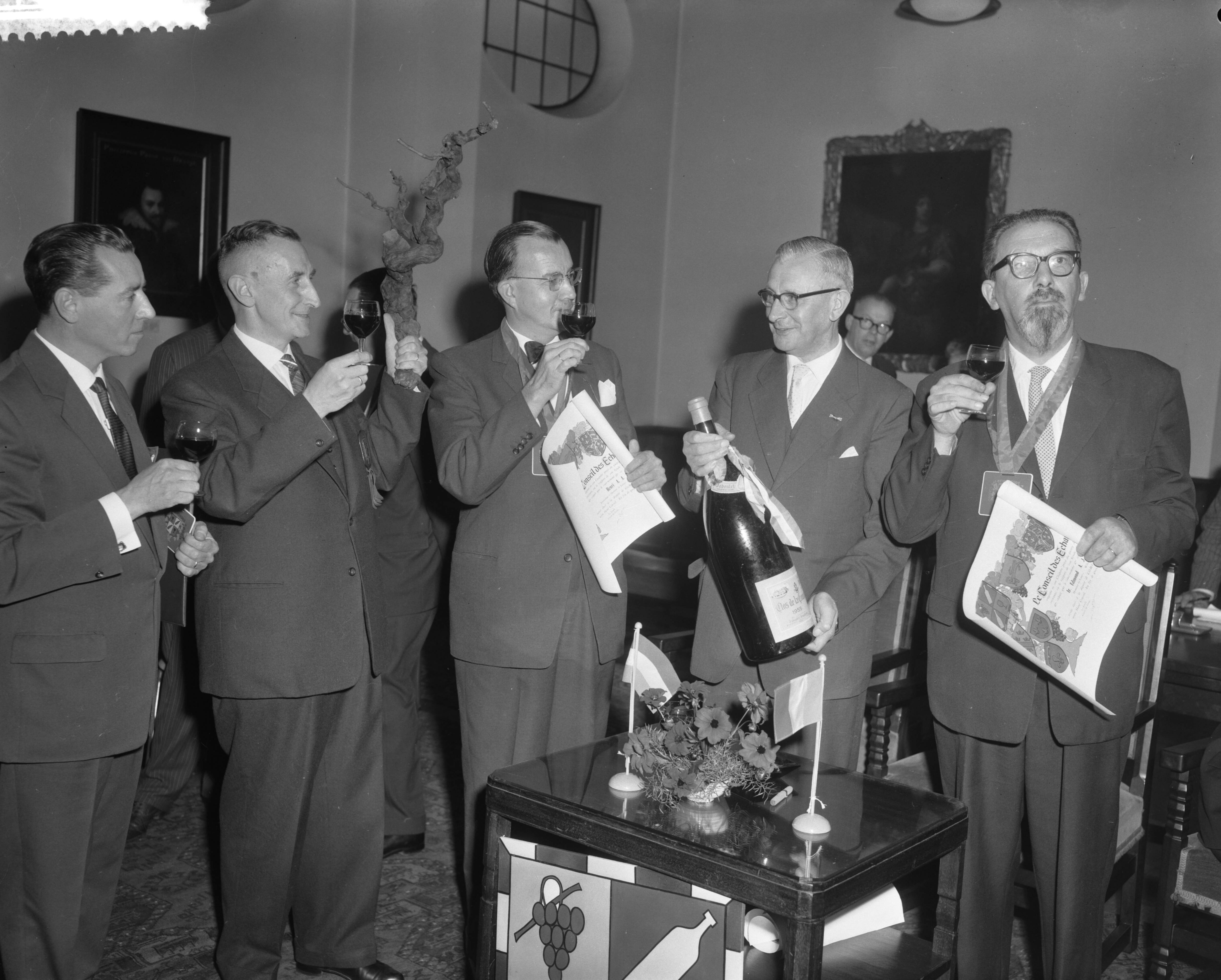 Fotocollectie Anefo — Installatie van compagnons van de Conseil des Echansons Paris in het stadhuis van Breda, v.l.n.r. ?, D.J.A. Kramers (gemeenteraadslid), journalist Henri Knap, wethouder J.A. Meijs en letterkundige Edmond Nicolas — Foto: Behrens, Herbert F. / Anefo. Licentie: Set B: Rechtenvrij / Publiek Domein. Bron: Nationaal Archief. http://hdl.handle.net/10648/a9bb16d6-d0b4-102d-bcf8-003048976d84