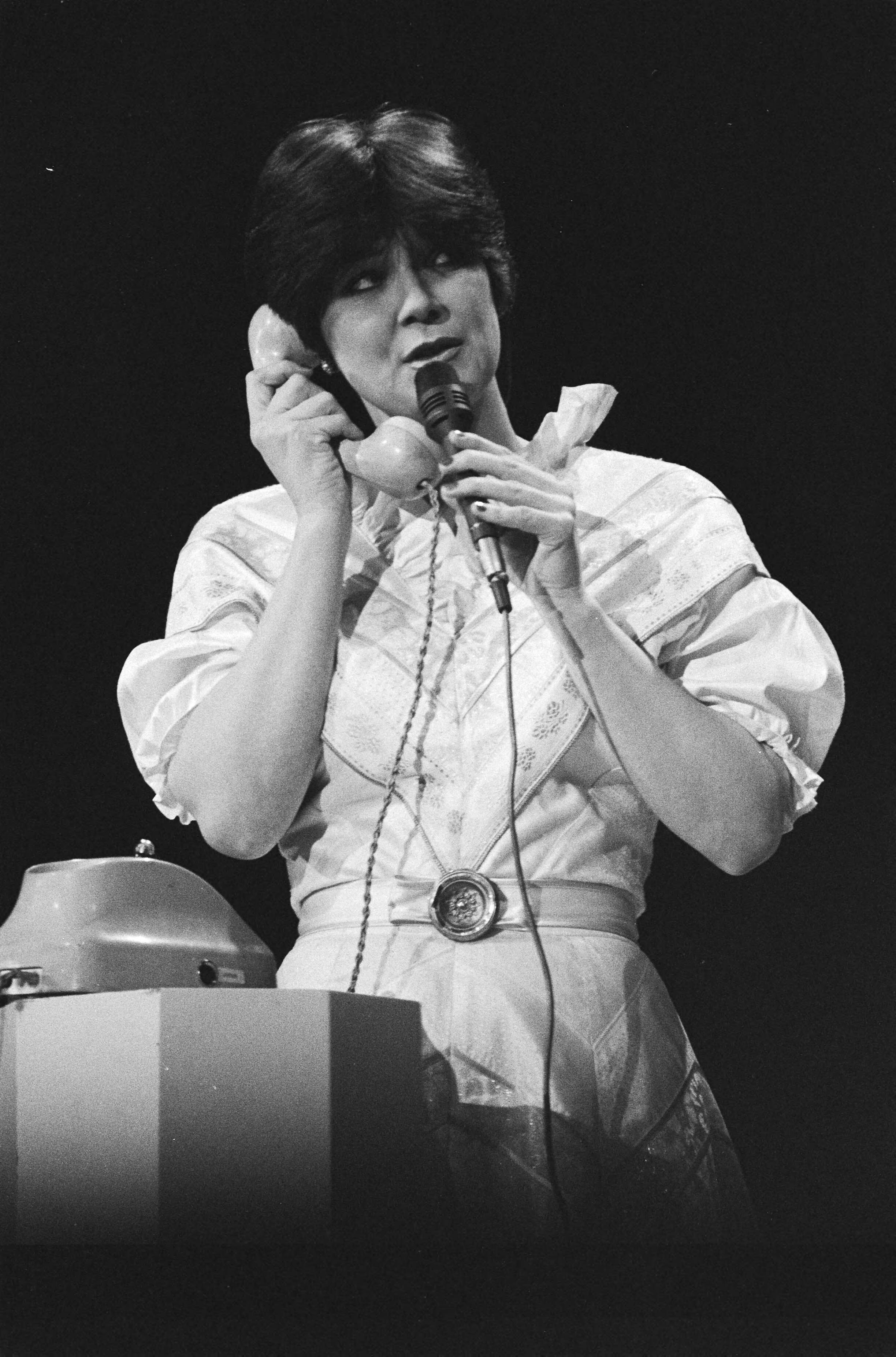 Fotocollectie Anefo — Nationale finale Eurovisie Songfestival in Circustheater in Scheveningen. Lenny Kuhr met telefoon tijdens het songfestival — Foto: Dijk, Hans van / Anefo. Licentie: Set B: Rechtenvrij / Publiek Domein. Bron: Nationaal Archief. http://hdl.handle.net/10648/ad10fd32-d0b4-102d-bcf8-003048976d84