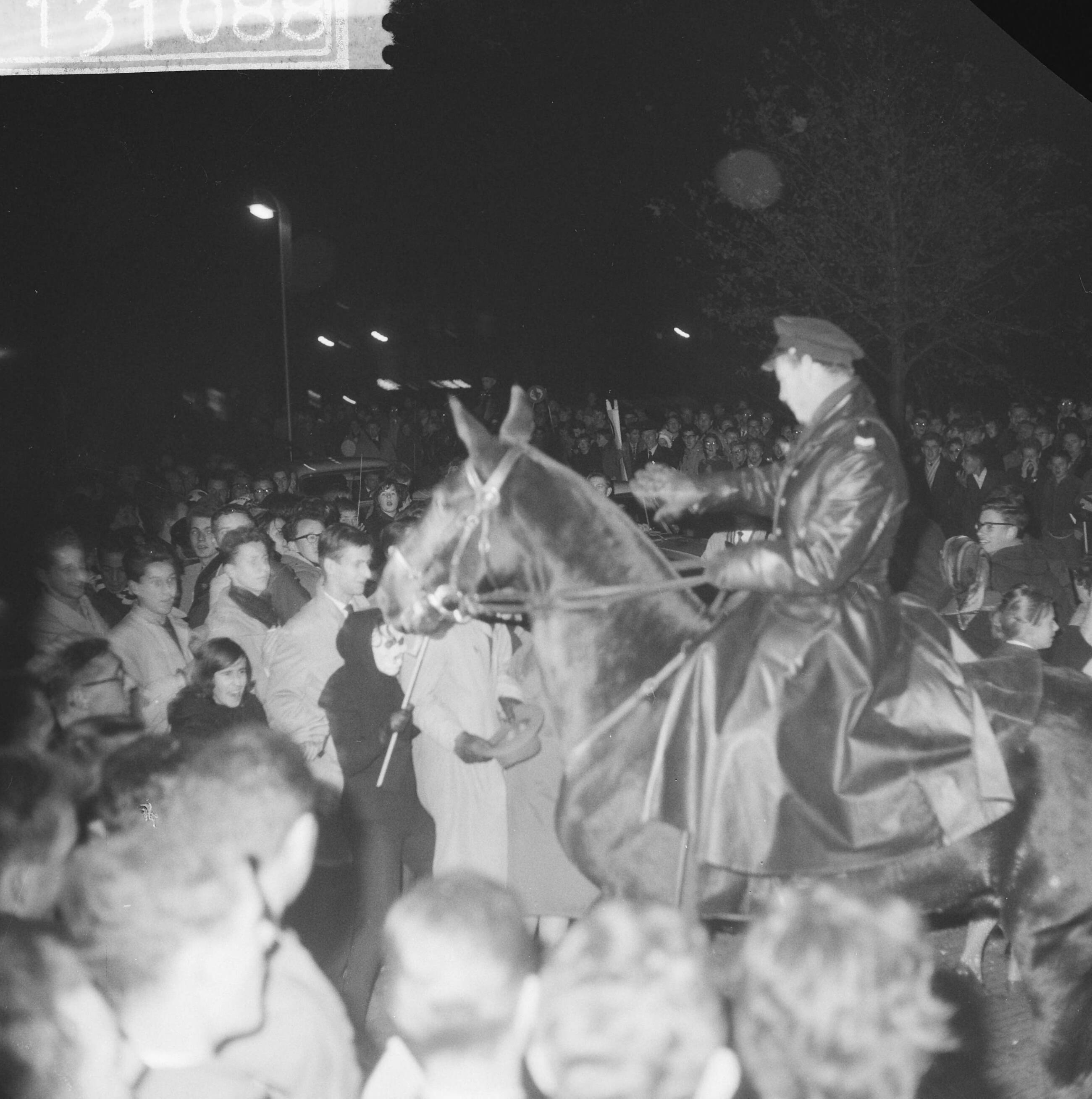 Fotocollectie Anefo — Anti-Atoombommars in Den Haag. Bereden Politie slaags met betogers — Foto: Pot, Harry / Anefo. Licentie: Set B: Rechtenvrij / Publiek Domein. Bron: Nationaal Archief. http://hdl.handle.net/10648/a9e99600-d0b4-102d-bcf8-003048976d84