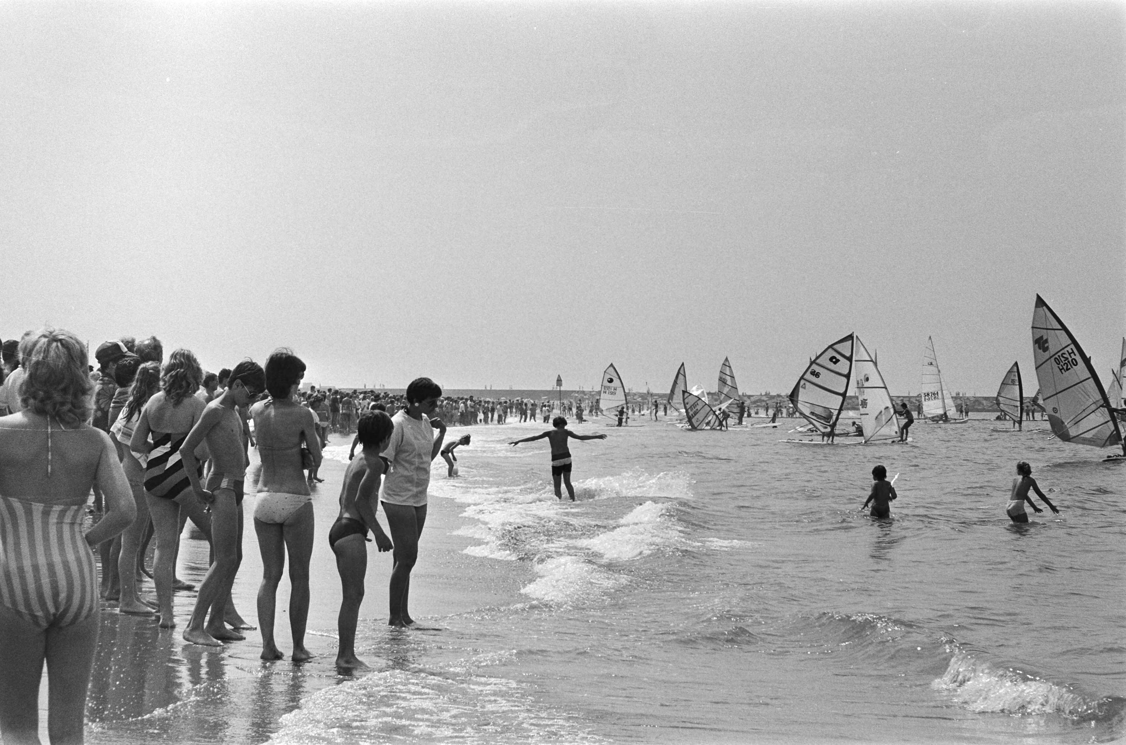Fotocollectie Anefo — Wedstrijd in Scheveningen om Holland Surf Cup ; veel toeschouwers op het strand — Foto: Vollebregt, Sjakkelien / Anefo. Licentie: Set B: Rechtenvrij / Publiek Domein. Bron: Nationaal Archief. http://hdl.handle.net/10648/ad4703b4-d0b4-102d-bcf8-003048976d84
