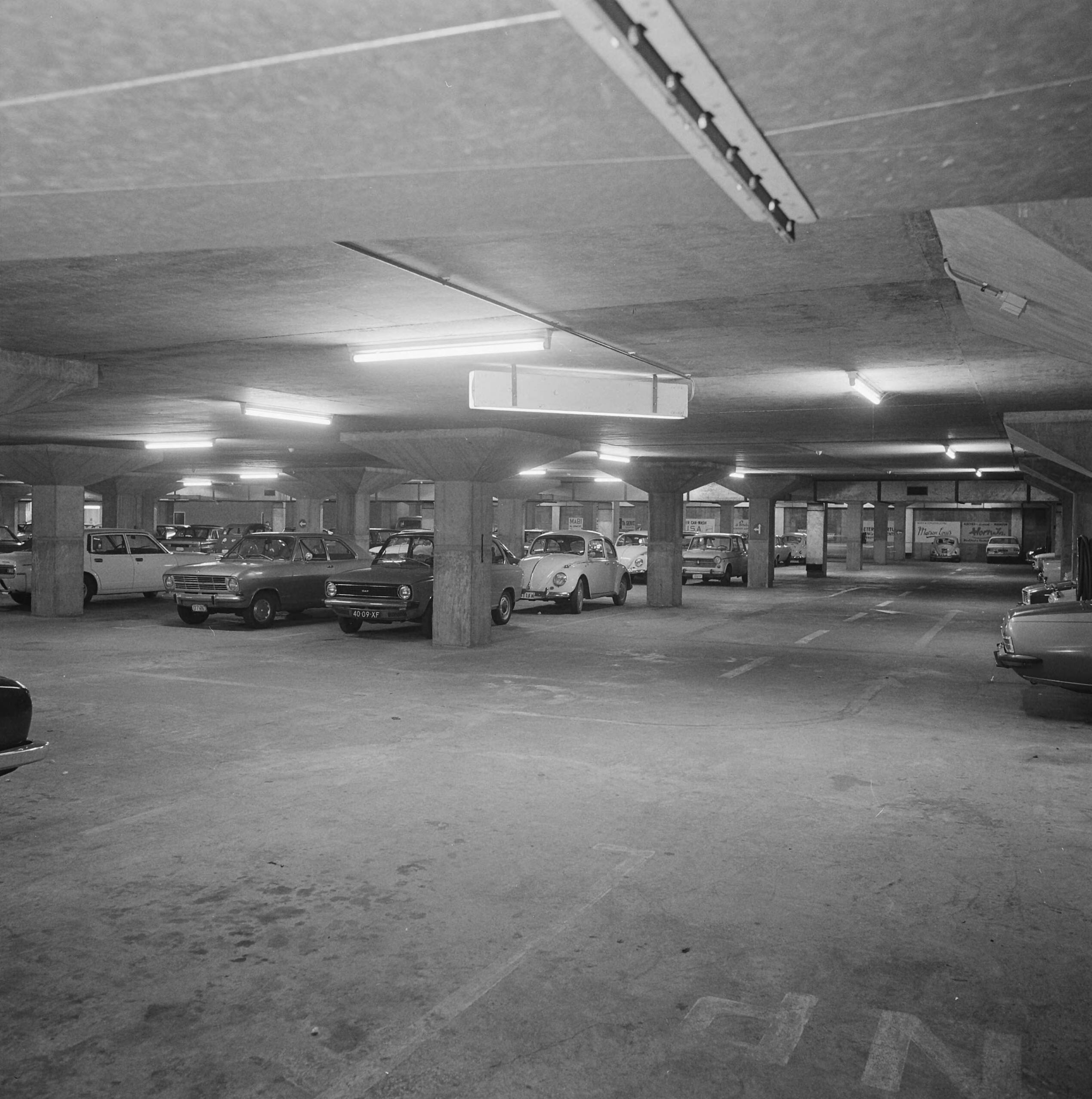 Fotocollectie Nederlandse Heidemaatschappij — Parkeergarage onder het Vrijthof te Maastricht — Foto: Fotograaf Onbekend / Heidemij. Licentie: Set B: Rechtenvrij / Publiek Domein. Bron: Nationaal Archief. http://hdl.handle.net/10648/ae830fa2-d0b4-102d-bcf8-003048976d84