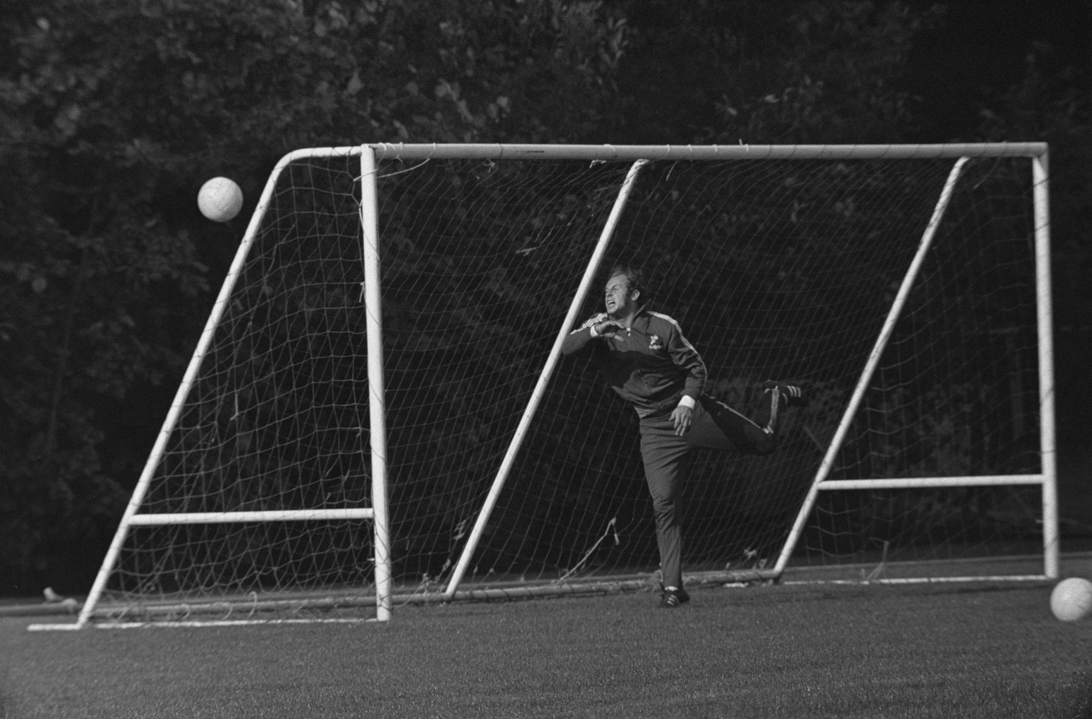 Fotocollectie Anefo — Feijenoord traint in KNVB-centrum, Zeist voor wedstrijd tegen Estudiantes — Foto: Koch, Eric / Anefo. Licentie: Set B: Rechtenvrij / Publiek Domein. Bron: Nationaal Archief. http://hdl.handle.net/10648/aba29190-d0b4-102d-bcf8-003048976d84
