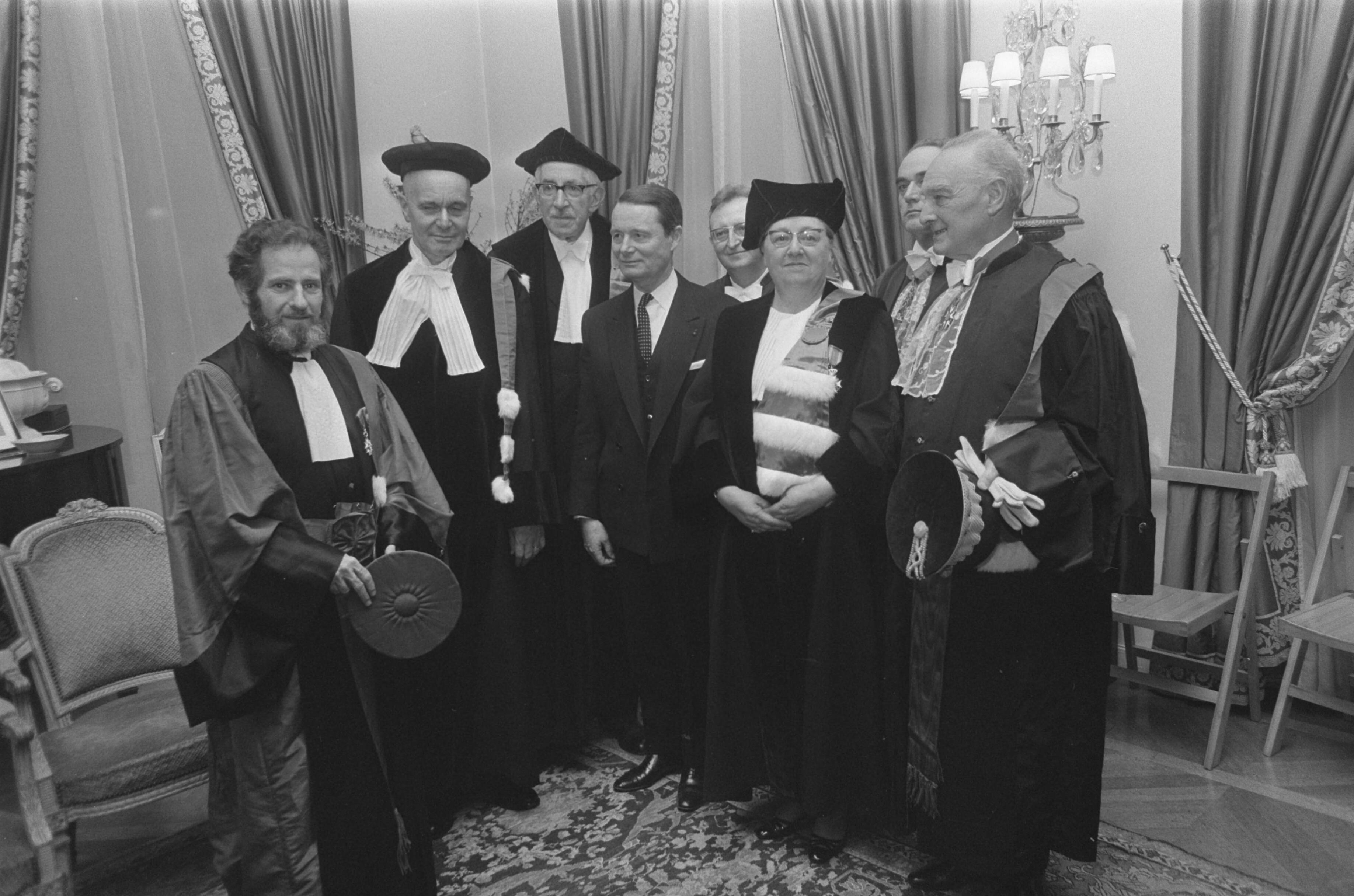 Fotocollectie Anefo — Drie Franse eredoctoraten uitgereikt aan Nederlandse professoren op Franse ambassade, Den Haag . Tinbergen (links) ontvangt eredoctoraat van Roche / — Foto: Mieremet, Rob / Anefo. Licentie: Set B: Rechtenvrij / Publiek Domein. Bron: Nationaal Archief. http://hdl.handle.net/10648/ab8f28da-d0b4-102d-bcf8-003048976d84