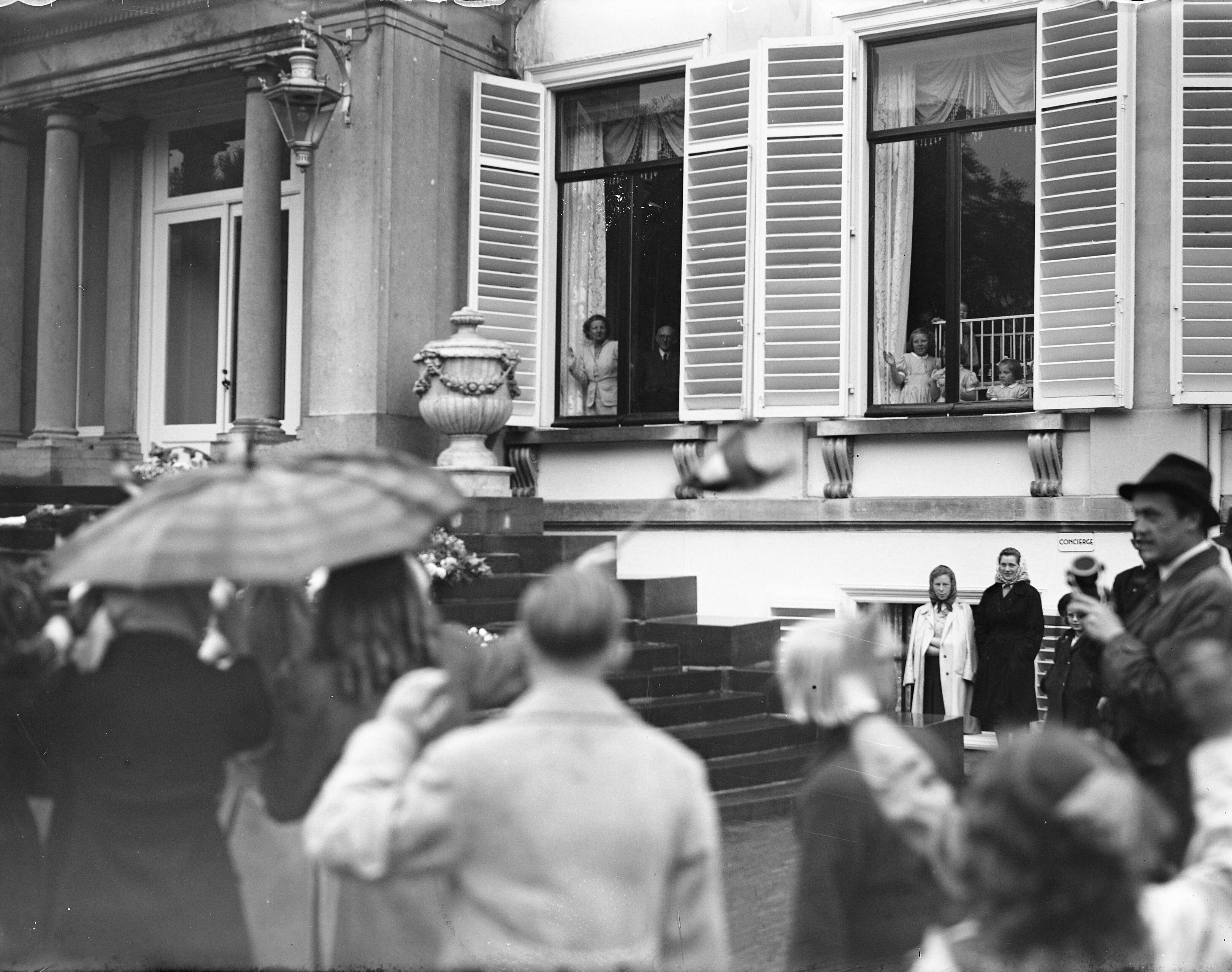 Fotocollectie Anefo — Paleis Soestdijk. Verjaardag Prinses Juliana — Foto: Oorschot, […] van / Anefo. Licentie: Set B: Rechtenvrij / Publiek Domein. Bron: Nationaal Archief. http://hdl.handle.net/10648/a8b5fb20-d0b4-102d-bcf8-003048976d84