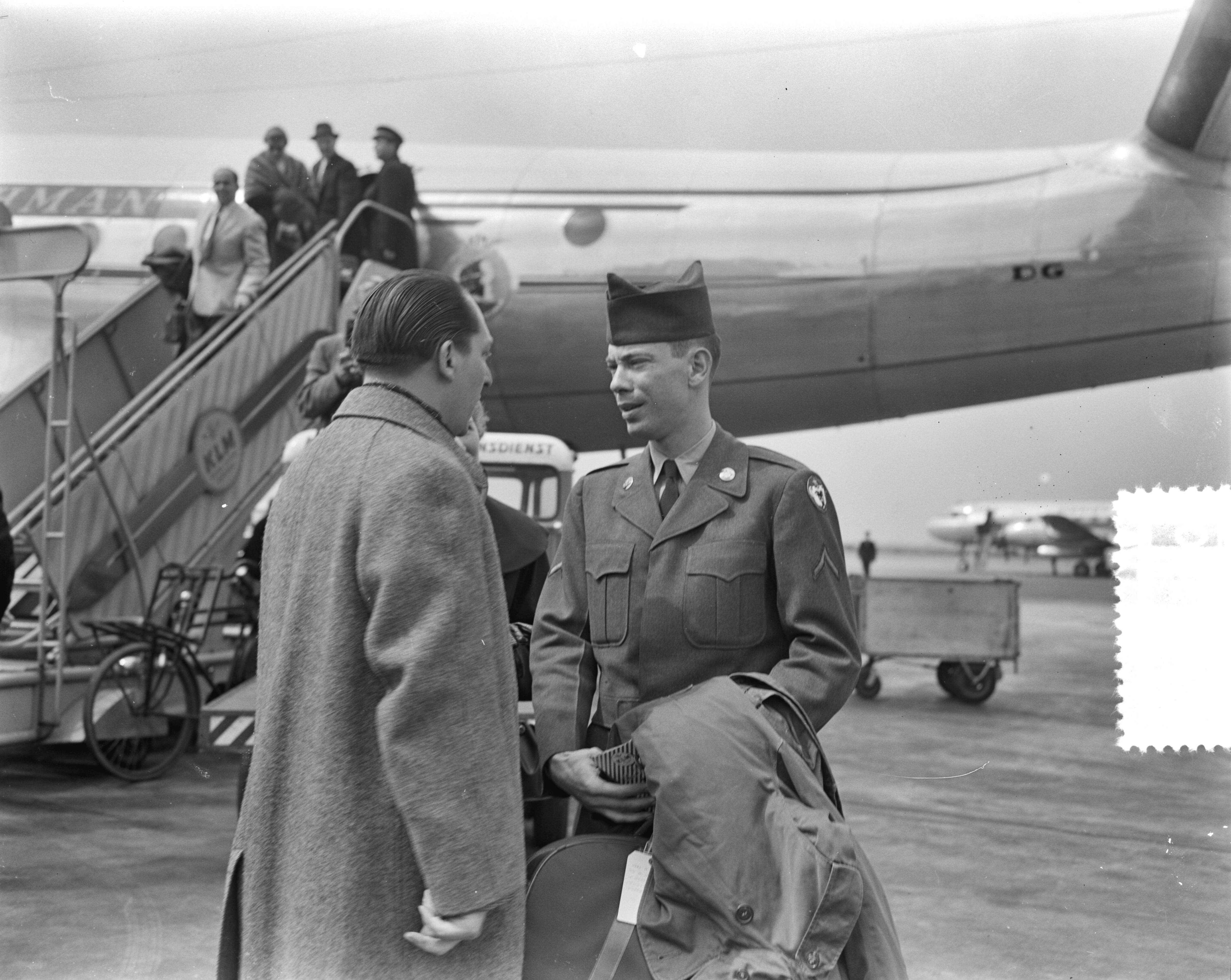Fotocollectie Anefo — Aankomst John Jung op Schiphol voor de begrafenis van zijn vader Leon Jungschläger, die stierf tijden een proces in Jakarta over vermeende subversieve acties tegen de Indonesische overheid — Foto: Pot, Harry / Anefo. Licentie: Set B: Rechtenvrij / Publiek Domein. Bron: Nationaal Archief. http://hdl.handle.net/10648/a9473392-d0b4-102d-bcf8-003048976d84
