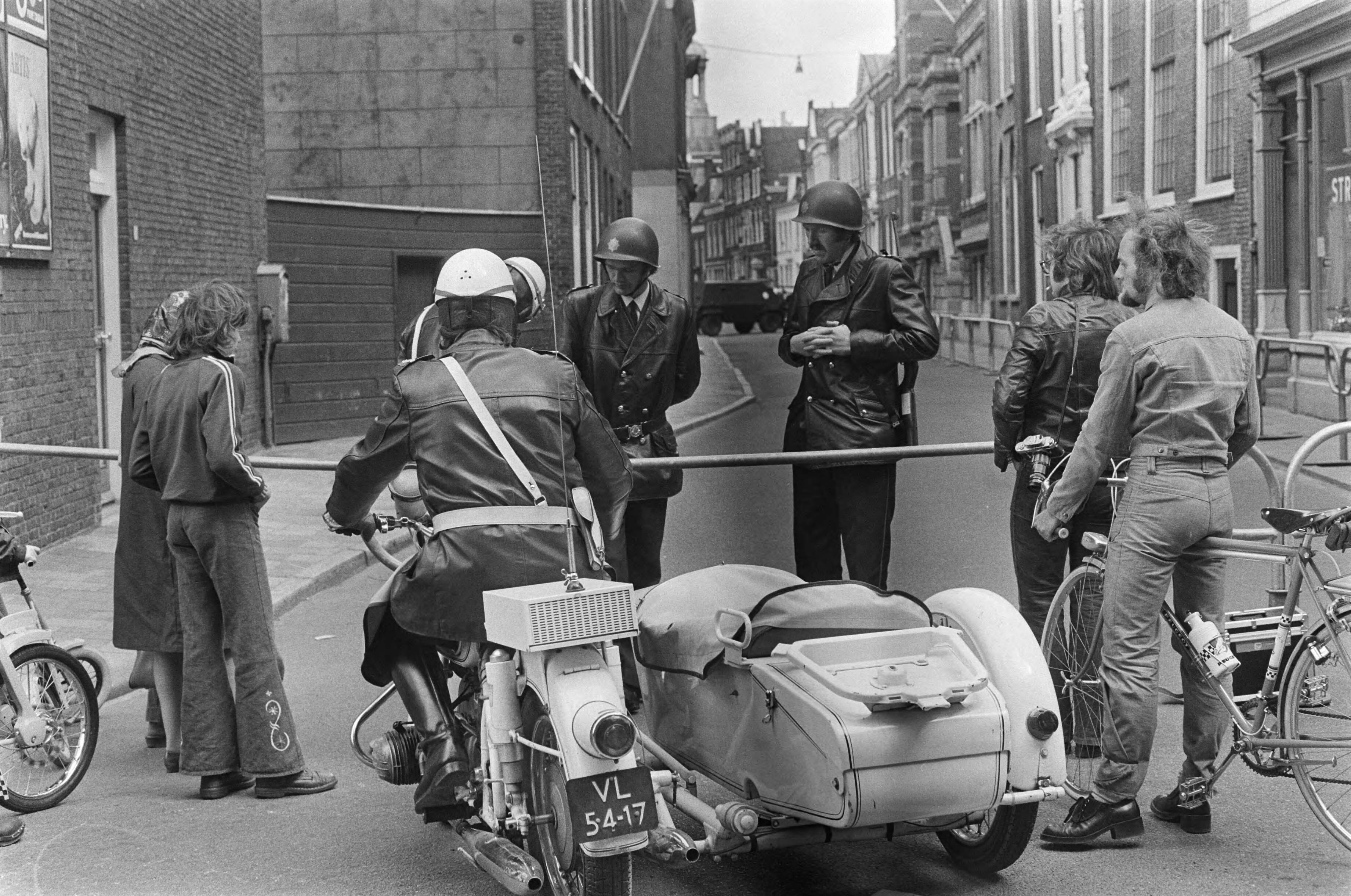 Fotocollectie Anefo — Proces tegen Palestijnse vliegtuigkapers in Haarlem; uitgebreide veiligheidsmaatregelen rond gerechtsgebouw — Foto: Mieremet, Rob / Anefo. Licentie: Set B: Rechtenvrij / Publiek Domein. Bron: Nationaal Archief. http://hdl.handle.net/10648/ac4cc5b6-d0b4-102d-bcf8-003048976d84
