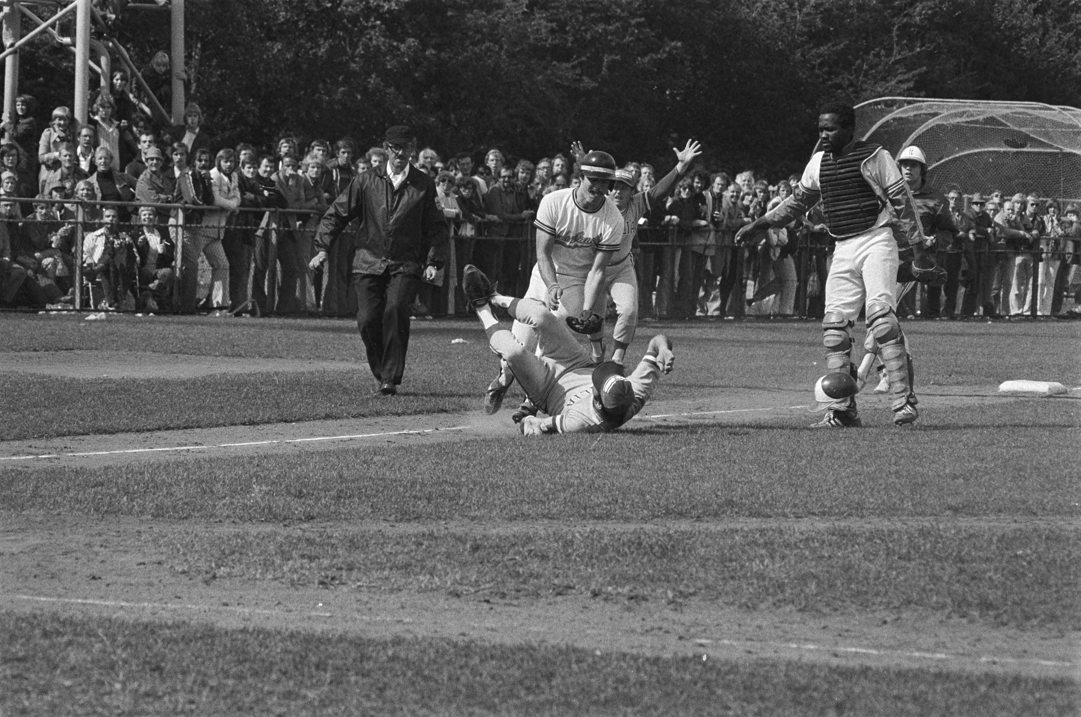 Fotocollectie Anefo — EK honkbal in Haarlem, Italie tegen Nederland 1-0, Horema in duel met Italiaan Spica die wordt uitgetikt — Foto: Peters, Hans / Anefo. Licentie: Set B: Rechtenvrij / Publiek Domein. Bron: Nationaal Archief. http://hdl.handle.net/10648/aca0483a-d0b4-102d-bcf8-003048976d84