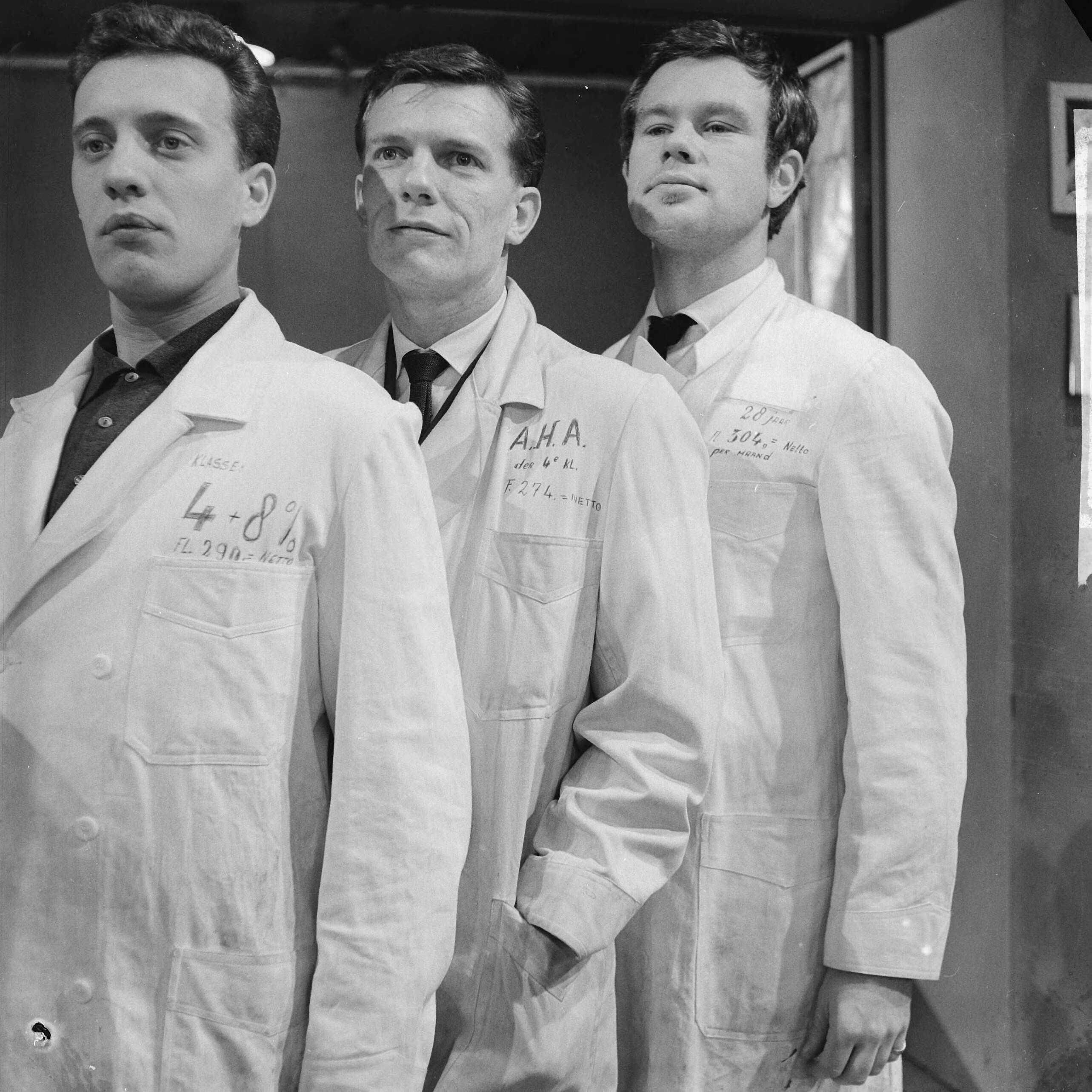 Fotocollectie Anefo — Ontevreden toneelmeesters bij NTS. Drie toneelmeesters met de grieven geschreven op de stofjassen — Foto: Lindeboom, Henk / Anefo. Licentie: Set B: Rechtenvrij / Publiek Domein. Bron: Nationaal Archief. http://hdl.handle.net/10648/a9eda04c-d0b4-102d-bcf8-003048976d84