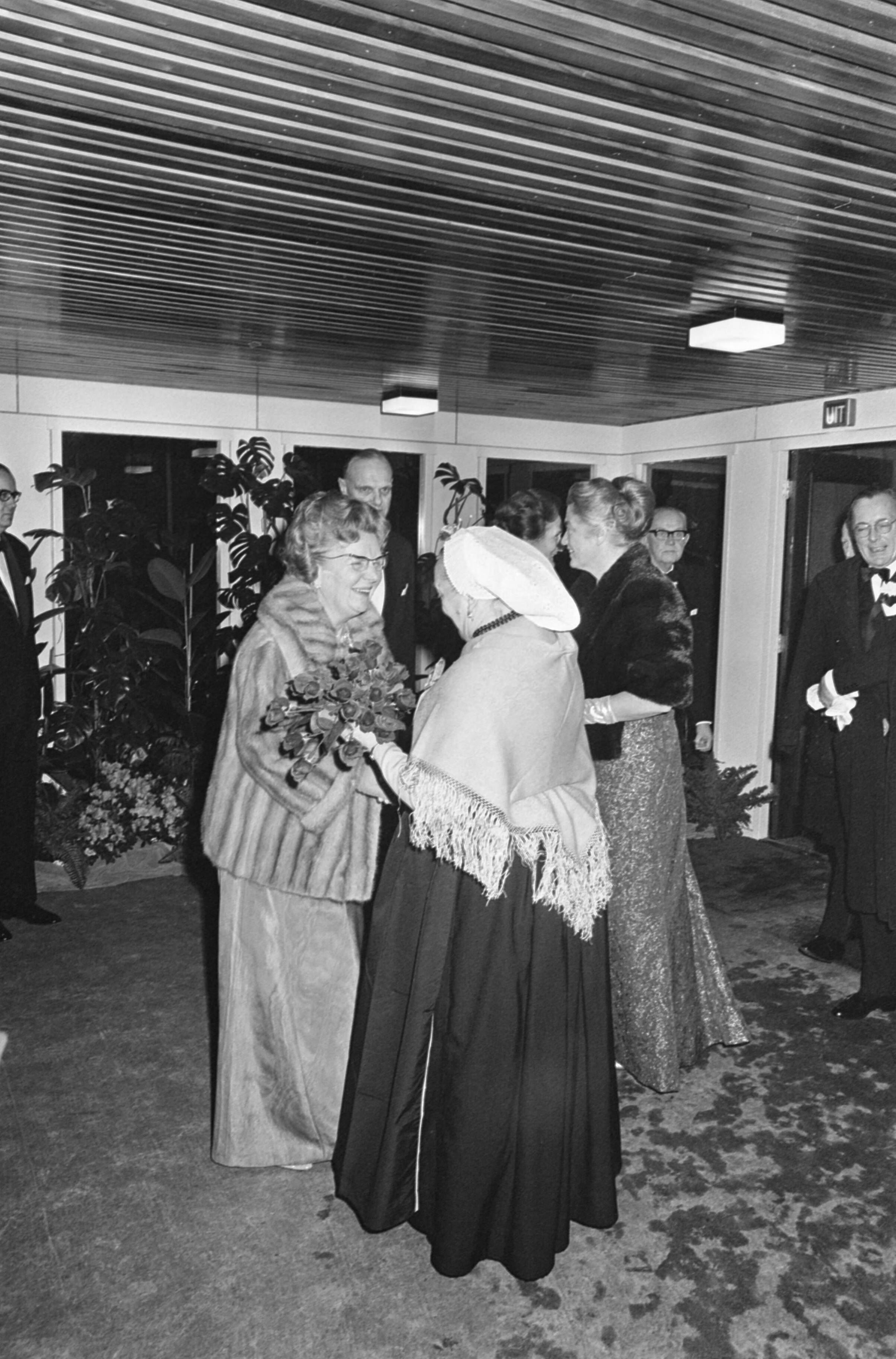Fotocollectie Anefo — Feestelijke voorstelling in het circusgebouw te Scheveningen, koningin Juliana en een Scheveningse vissersvrouw — Foto: Kroon, Ron / Anefo. Licentie: Set B: Rechtenvrij / Publiek Domein. Bron: Nationaal Archief. http://hdl.handle.net/10648/ab0b5db6-d0b4-102d-bcf8-003048976d84