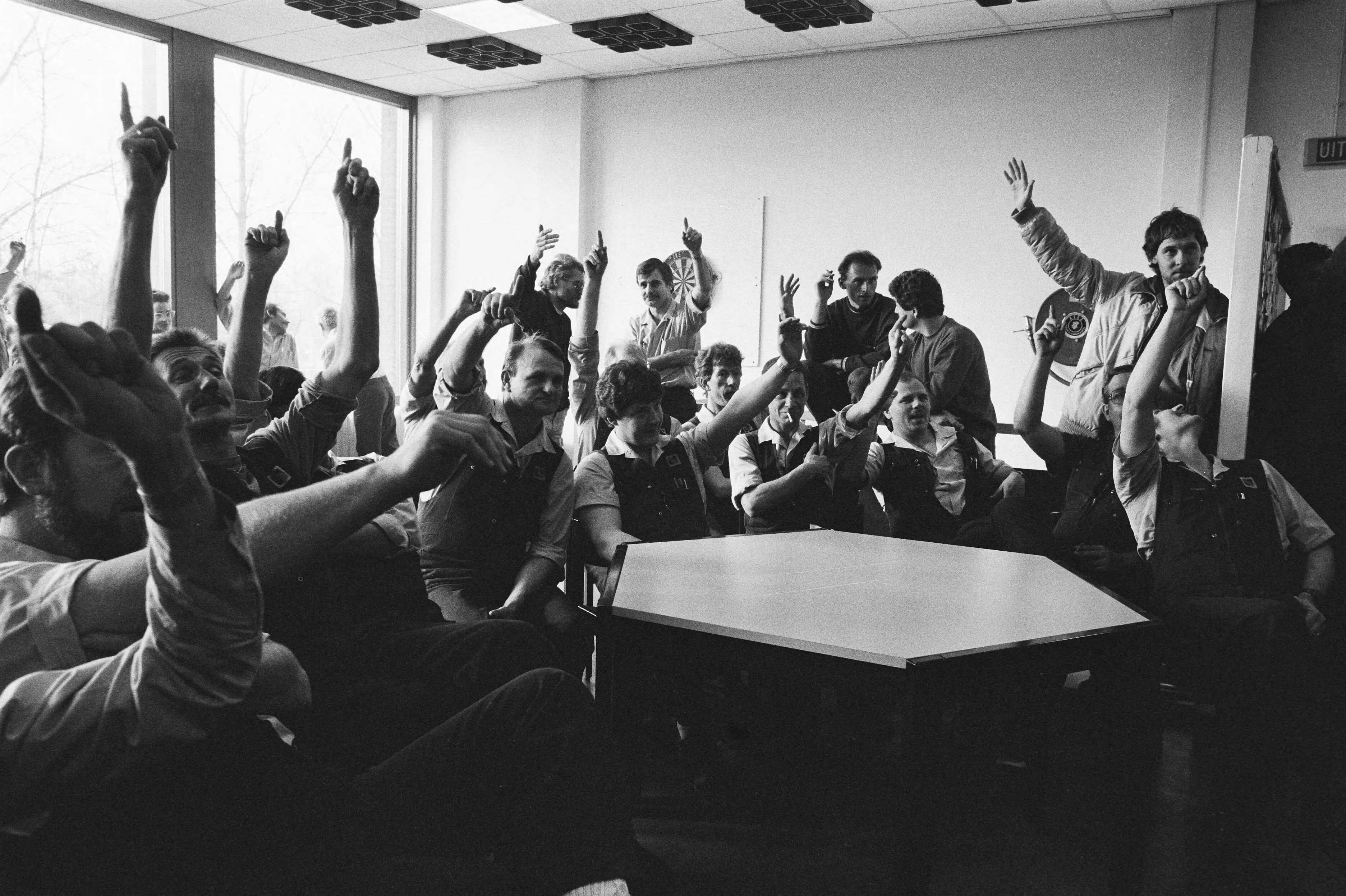 Fotocollectie Anefo — Grafische bonden peilen de actiebereidheid bij drukkerij Henkes Senefelder in Purmerend — Foto: Bogaerts, Rob / Anefo. Licentie: Set B: Rechtenvrij / Publiek Domein. Bron: Nationaal Archief. http://hdl.handle.net/10648/ad714020-d0b4-102d-bcf8-003048976d84