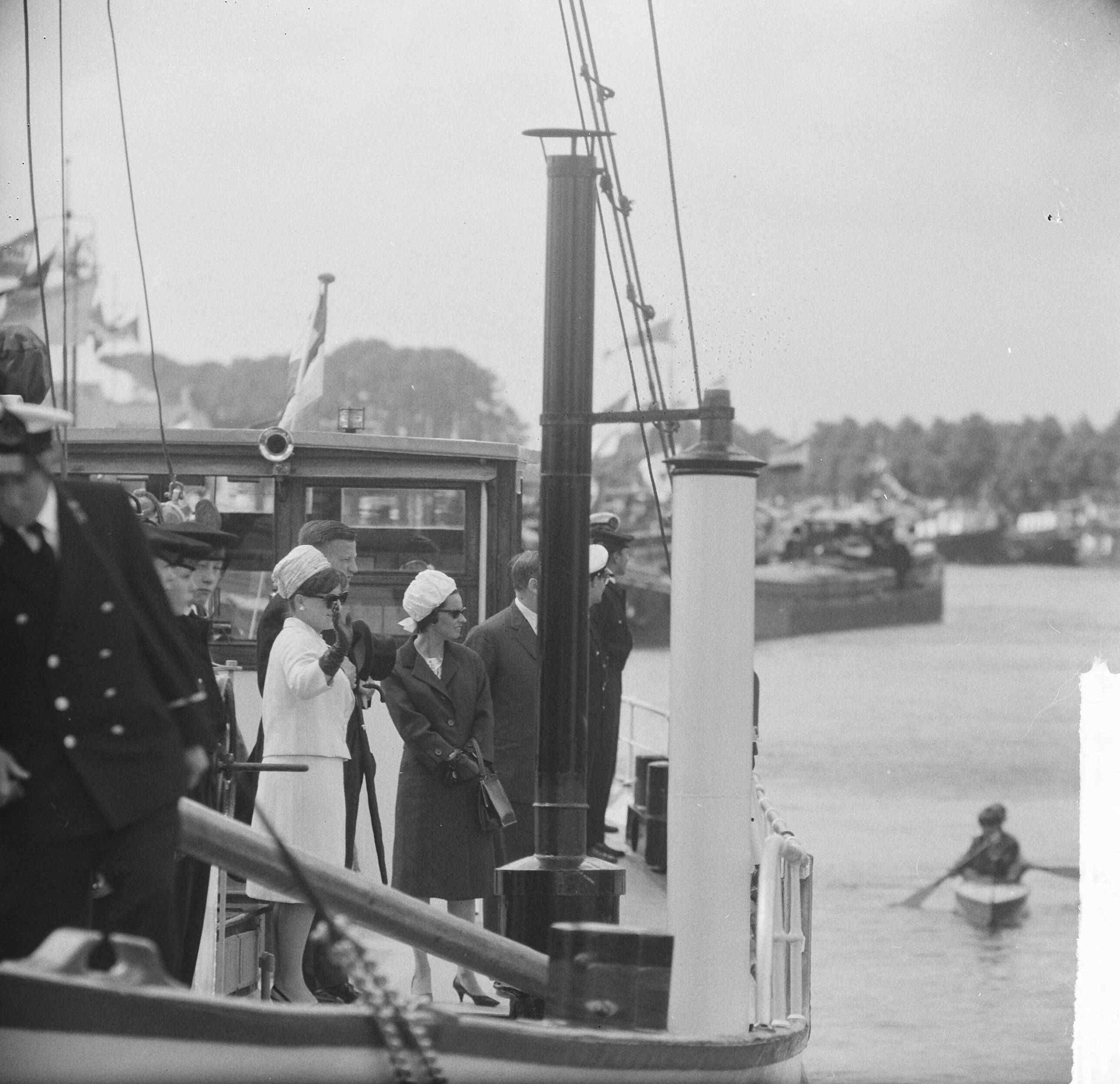 Fotocollectie Anefo — 50 jaar Prins Hendrik Internaat te Vreeswijk, Prinses Margriet werd op het opleidingsschip "Prins Hendrik" naar het internaat gevaren. Naast haar de burgemeester van Vreeswijk, mr. F.J.H. Schneiders. Naast hem mej. M.C.C. Wijnen, particulier secretaresse van prinses Margriet — Foto: Nijs, Jac. de / Anefo. Licentie: Set B: Rechtenvrij / Publiek Domein. Bron: Nationaal Archief. http://hdl.handle.net/10648/aaae5e2c-d0b4-102d-bcf8-003048976d84
