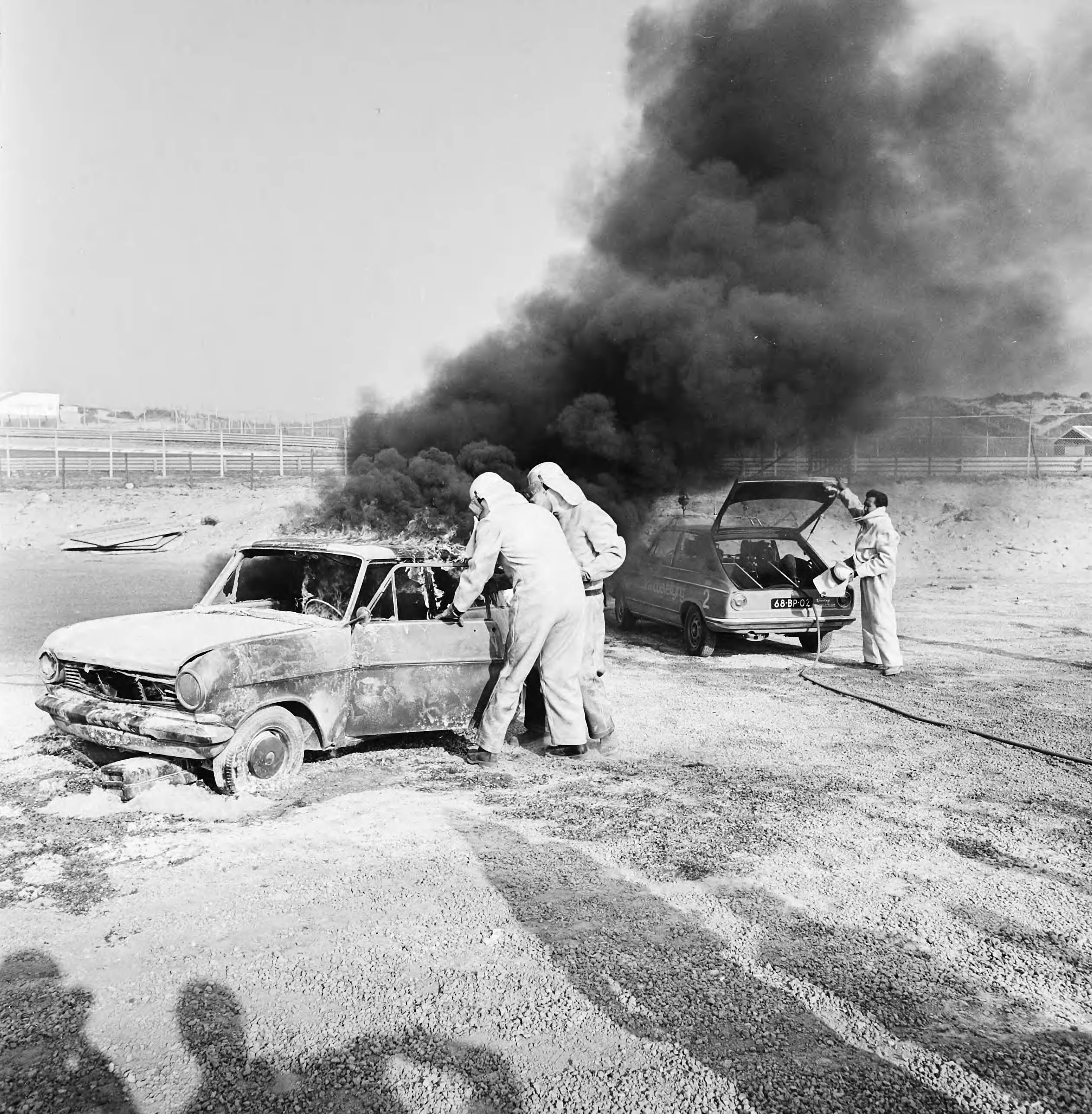 Fotocollectie Anefo — Reddingsdemonstratie op circuit van Zandvoort, vrijwilligers met daarvoor uitgeruste BMW blussen brandend wrak — Foto: Mieremet, Rob / Anefo. Licentie: Set B: Rechtenvrij / Publiek Domein. Bron: Nationaal Archief. http://hdl.handle.net/10648/ac4801b6-d0b4-102d-bcf8-003048976d84