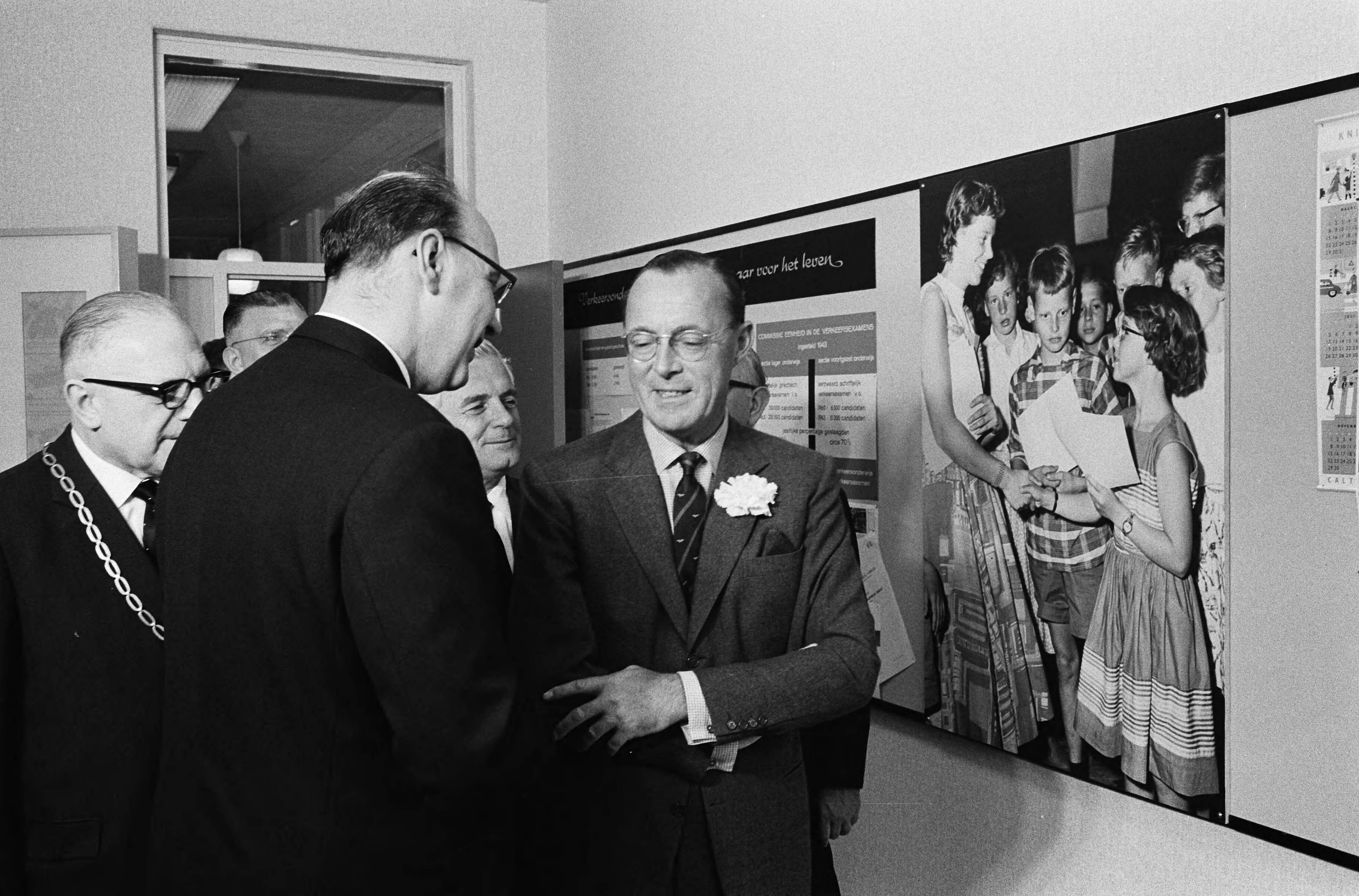 Fotocollectie Anefo — Prins Bernhard opende gebouw van Veilig Verkeer in Hilversum, de prins tijdens de rondgang — Foto: Pot, Harry / Anefo. Licentie: Set B: Rechtenvrij / Publiek Domein. Bron: Nationaal Archief. http://hdl.handle.net/10648/aa372582-d0b4-102d-bcf8-003048976d84