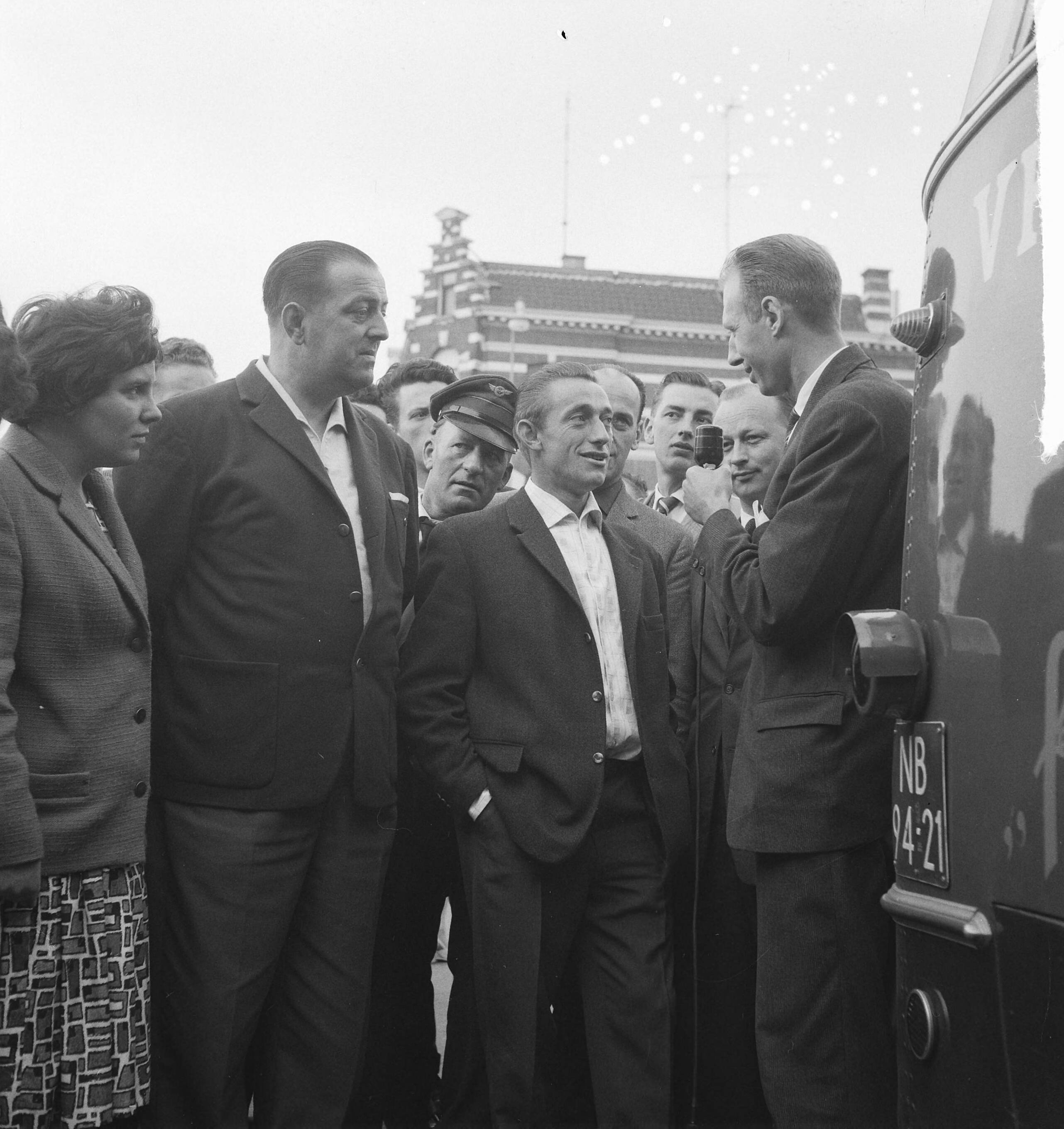 Tour de France 1961 — Vertrek Tour de France ploeg naar Frankrijk. NRU interviewt Wout Wagtmans — Foto: Koch, Eric / Anefo. Licentie: Set B: Rechtenvrij / Publiek Domein. Bron: Nationaal Archief. http://hdl.handle.net/10648/a9d99d36-d0b4-102d-bcf8-003048976d84