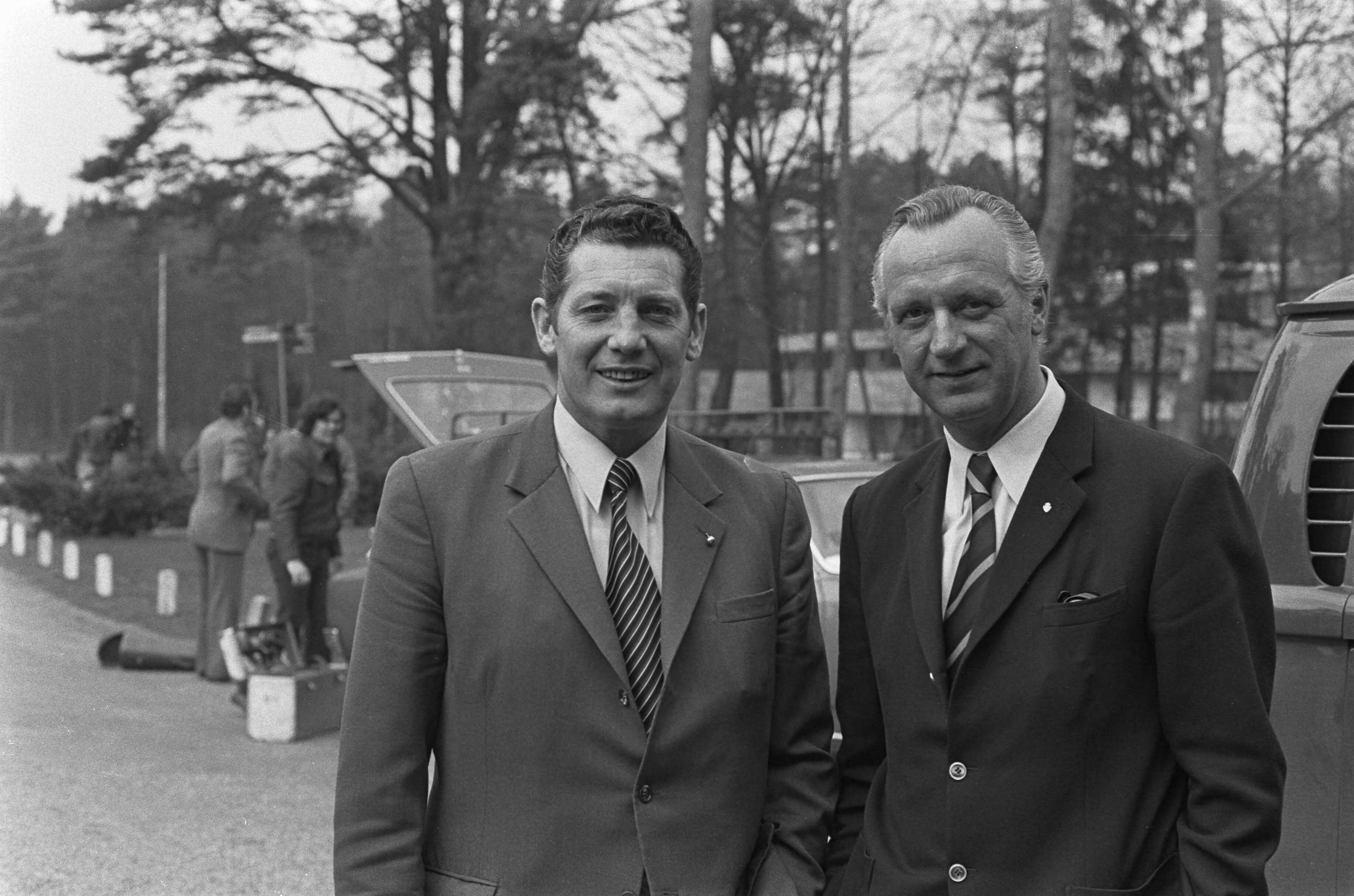 Fotocollectie Anefo — Cor van der Hart tekent contract voor Nederlands Elftal, Cor van der Hart en Fadrhone na ondertekening in KNVB-centrum Zeist — Foto: Peters, Hans / Anefo. Licentie: Set B: Rechtenvrij / Publiek Domein. Bron: Nationaal Archief. http://hdl.handle.net/10648/ac2701e6-d0b4-102d-bcf8-003048976d84