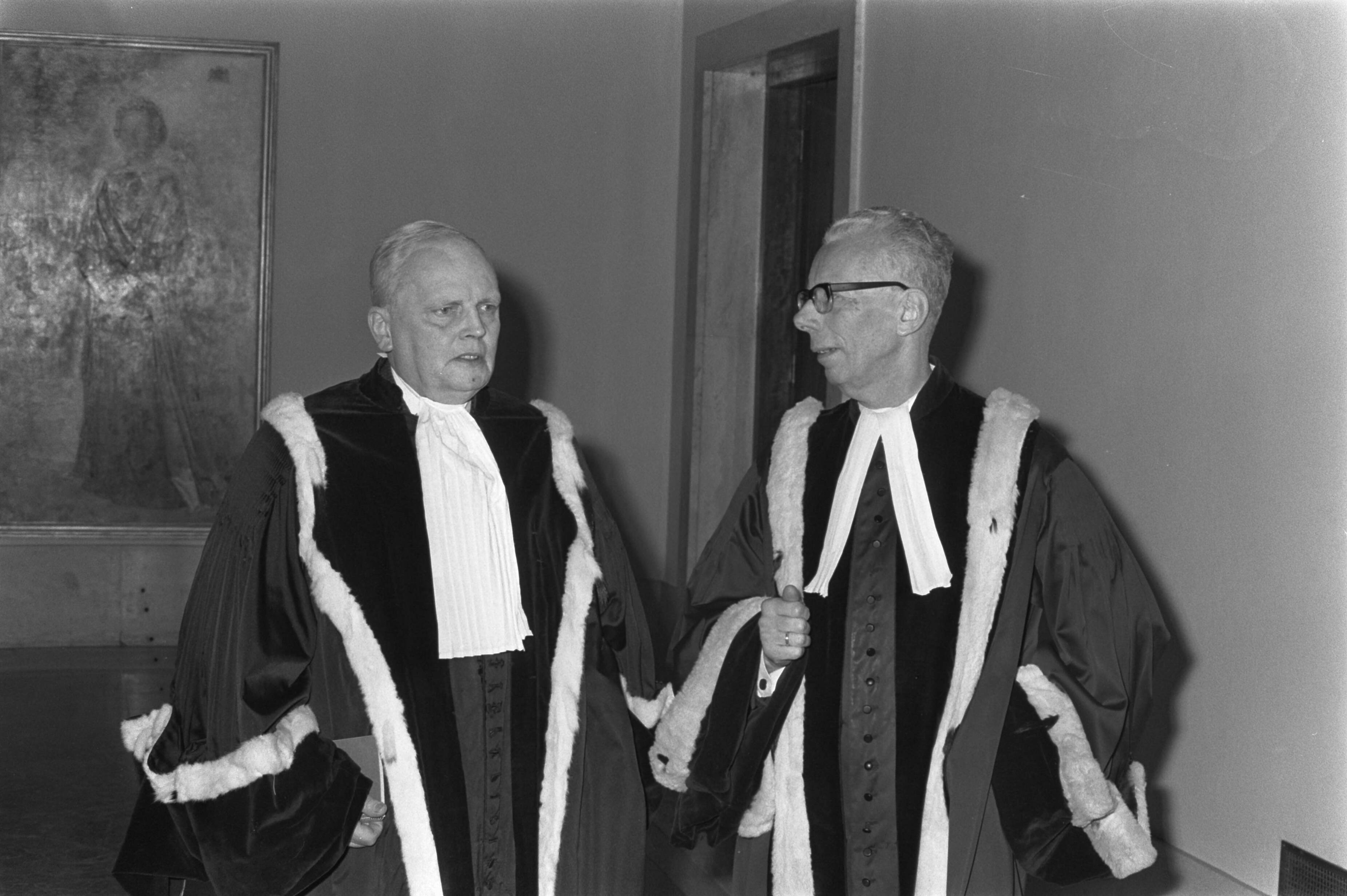 Fotocollectie Anefo — Nieuwe president van de Hoge Raad der Nederlanden geinstalleerd in Den Haag . Links mr. de Jong , rechts mr. Langemeyer — Foto: Evers, Joost / Anefo. Licentie: Set B: Rechtenvrij / Publiek Domein. Bron: Nationaal Archief. http://hdl.handle.net/10648/ab89833a-d0b4-102d-bcf8-003048976d84