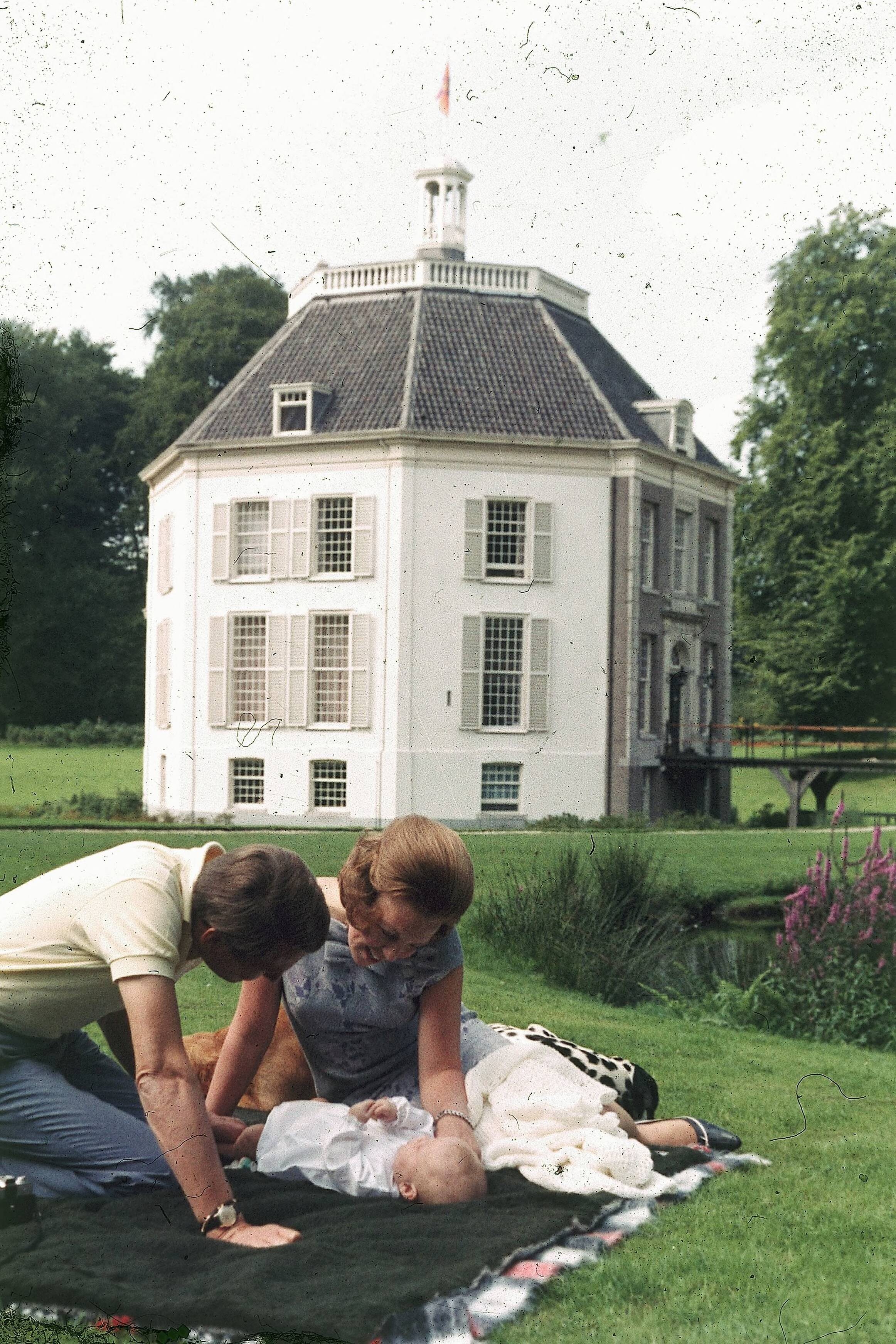 Fotocollectie RVD / Koninklijk Huis — Prinses Beatrix, prins Claus en Prins Willem-Alexander bij Kasteel Drakensteyn — Foto: Koot, Max / RVD. Licentie: Set B: Rechtenvrij / Publiek Domein. Bron: Nationaal Archief. http://hdl.handle.net/10648/afb0b91a-d0b4-102d-bcf8-003048976d84