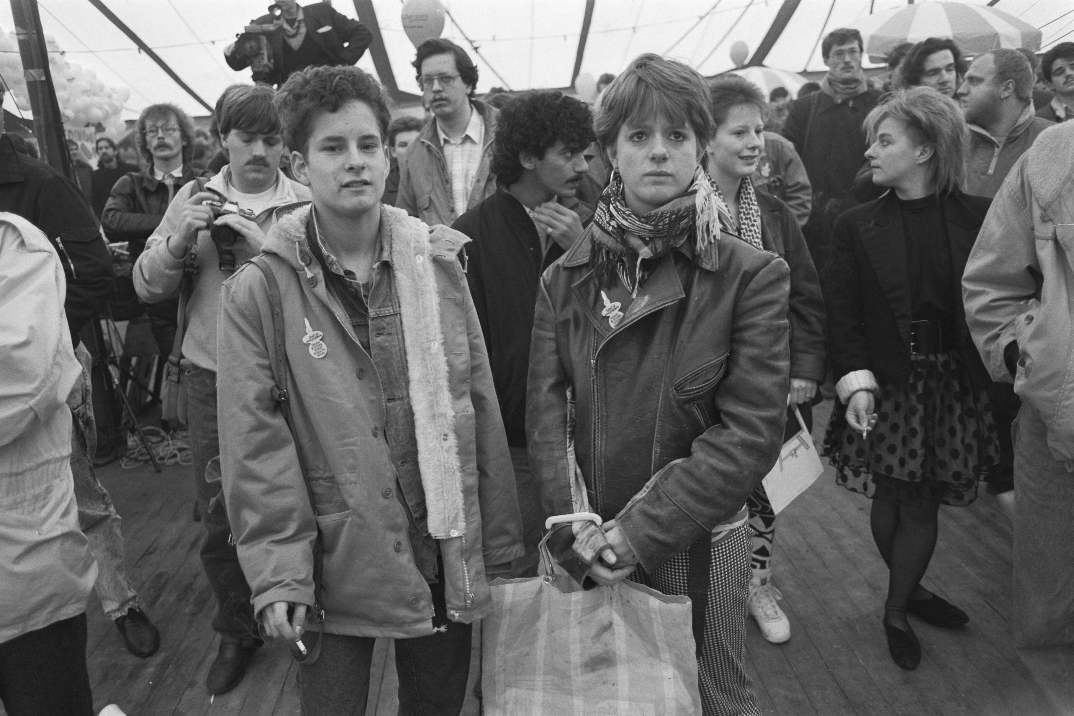 Fotocollectie Anefo — Demonstratie jongeren "maak je sterk voor poen en werk" in Den Haag ; jongeren — Foto: Molendijk, Bart / Anefo. Licentie: Set B: Rechtenvrij / Publiek Domein. Bron: Nationaal Archief. http://hdl.handle.net/10648/ad65eb62-d0b4-102d-bcf8-003048976d84