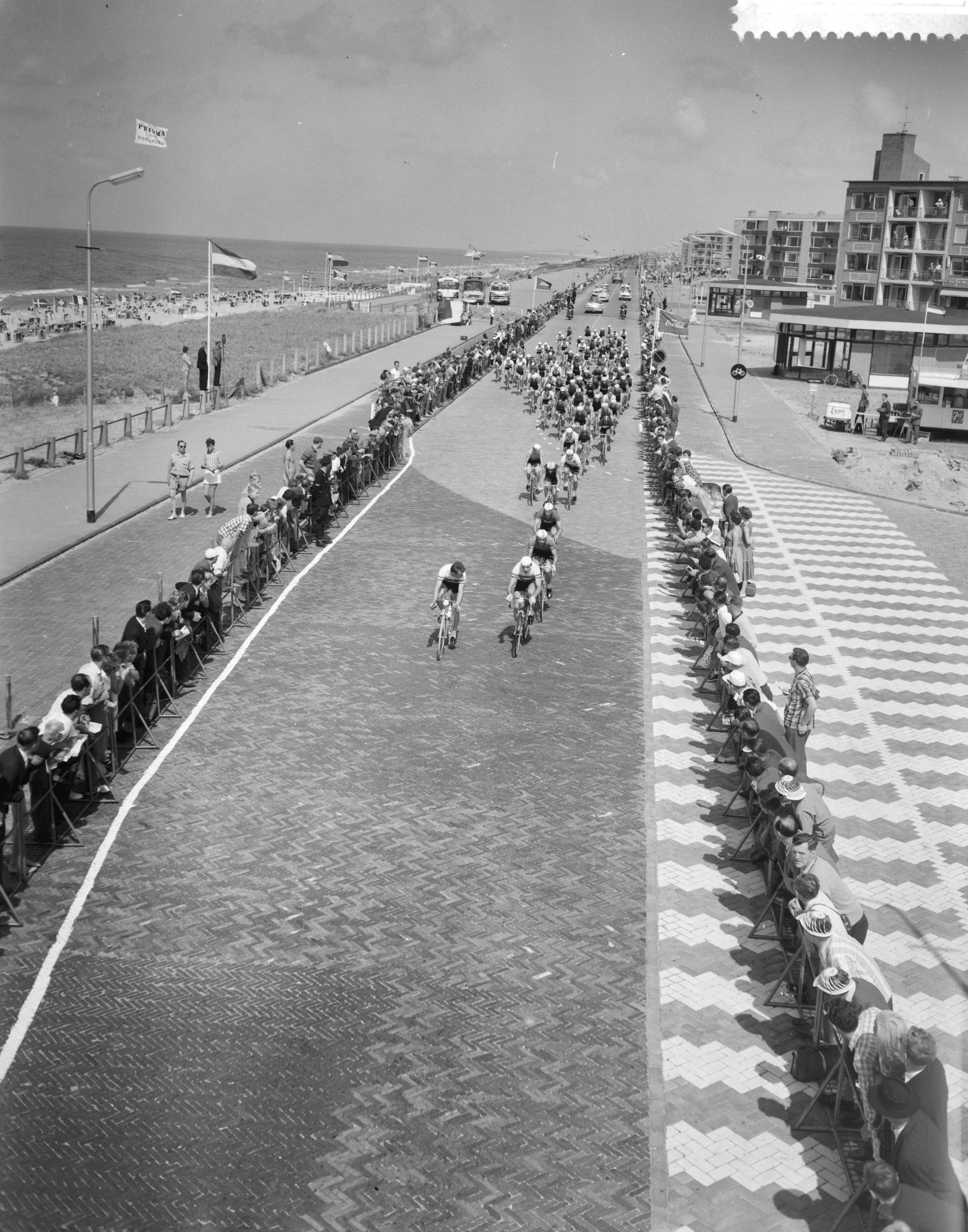 Fotocollectie Anefo — Wereldkampioenschappen wielrennen amateurs op de weg te Zandvoort, het peloton trekt door Zandvoort — Foto: Rossem, Wim van / Anefo. Licentie: Set B: Rechtenvrij / Publiek Domein. Bron: Nationaal Archief. http://hdl.handle.net/10648/a99b2c7c-d0b4-102d-bcf8-003048976d84