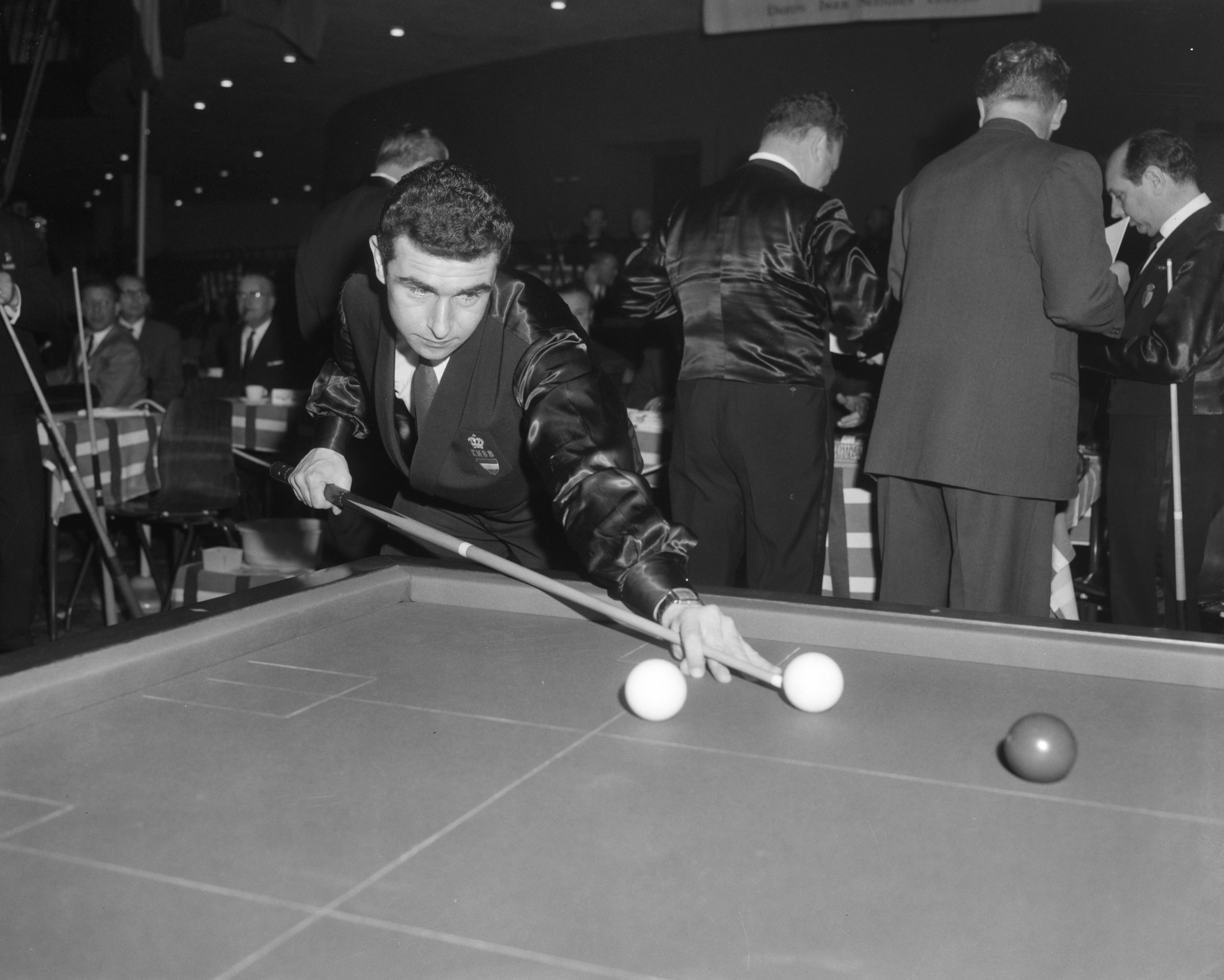 Fotocollectie Anefo — Europees biljartkampioenschap anker kader 47/2 te Heerlen, Henk Scholte aan stoot — Foto: Bilsen, Joop van / Anefo. Licentie: Set B: Rechtenvrij / Publiek Domein. Bron: Nationaal Archief. http://hdl.handle.net/10648/aa906958-d0b4-102d-bcf8-003048976d84