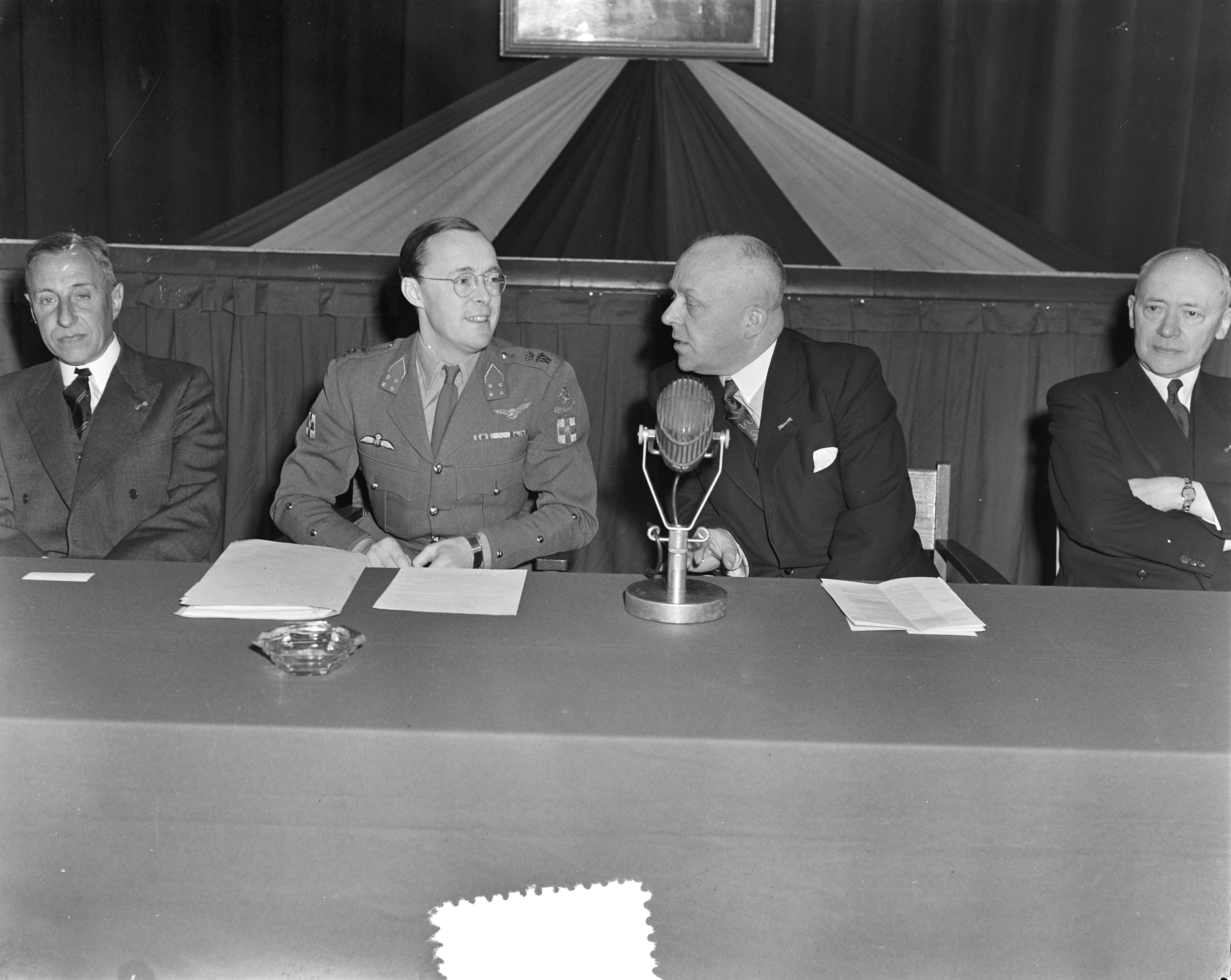 Fotocollectie Anefo — Prins Bernhard installeert Nationale Raad Welzijn Militairen in Den Haag — Foto: Pot, Harry / Anefo. Licentie: Set B: Rechtenvrij / Publiek Domein. Bron: Nationaal Archief. http://hdl.handle.net/10648/a8f65cd8-d0b4-102d-bcf8-003048976d84