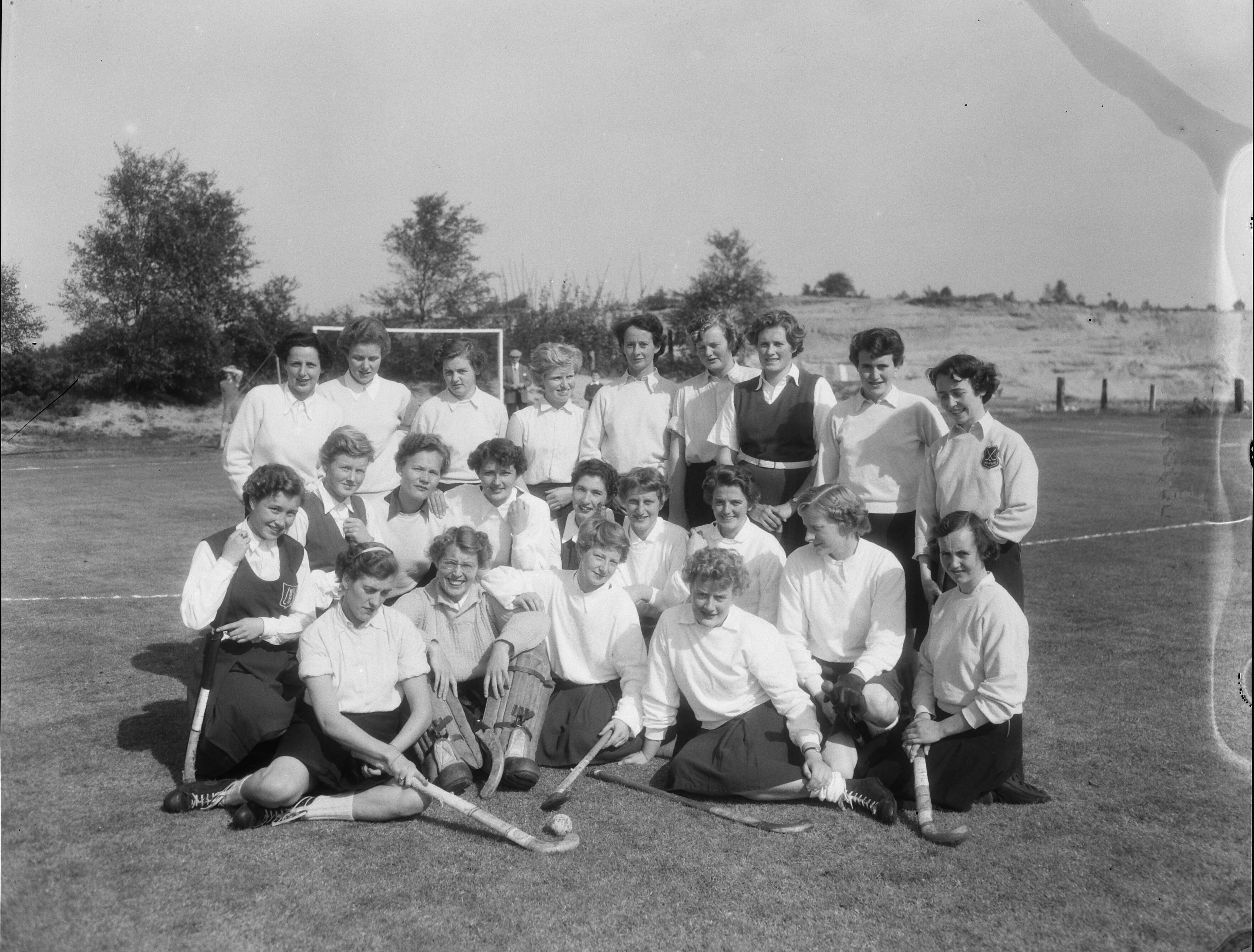 Fotocollectie Anefo — Dameshockey. Be Fair tegen BDHC Bloemendaal. Beide teams poseren voor groepsportret — Foto: Duinen, G.W. van / Anefo. Licentie: Set B: Rechtenvrij / Publiek Domein. Bron: Nationaal Archief. http://hdl.handle.net/10648/a929af34-d0b4-102d-bcf8-003048976d84