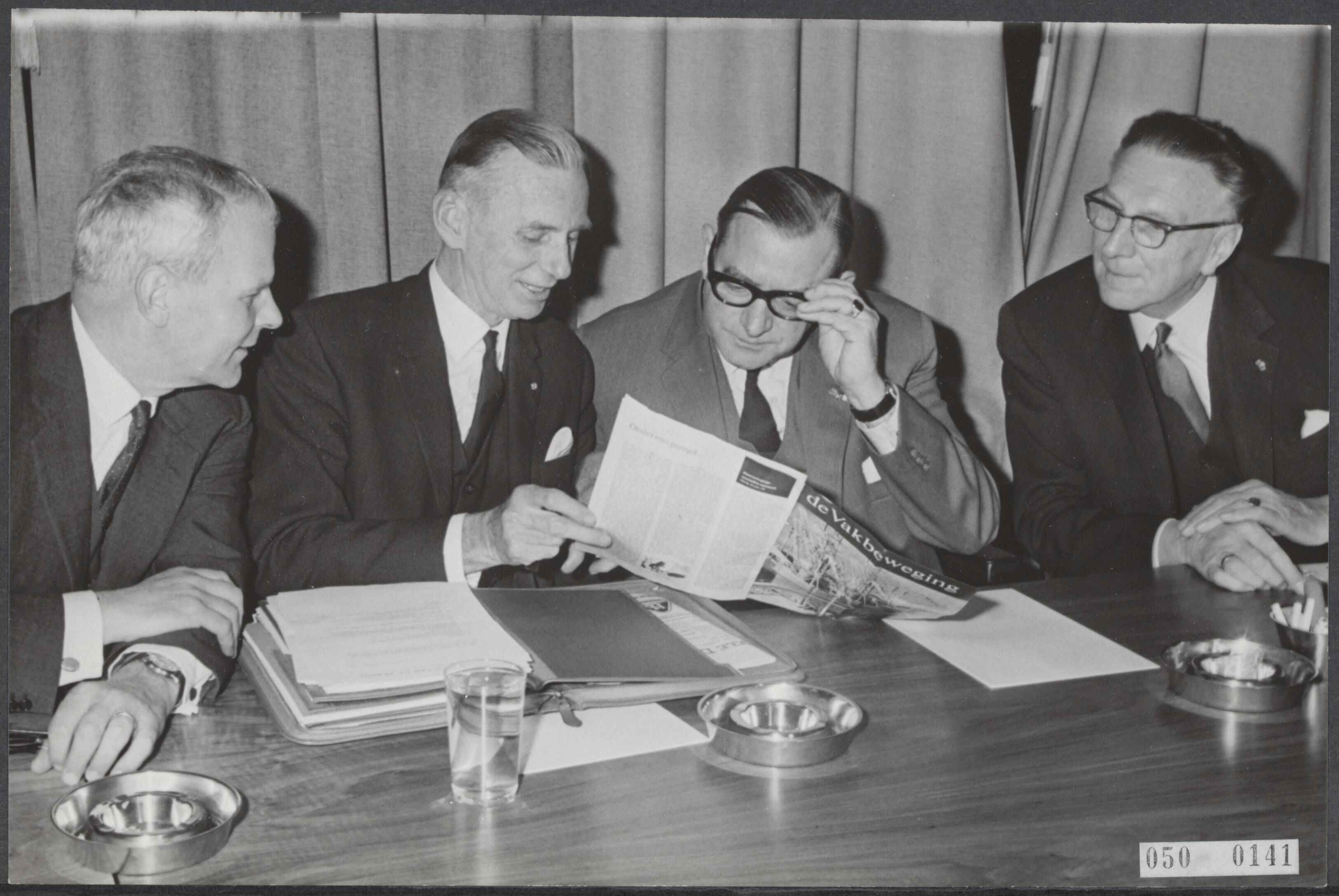 Fotocollectie Elsevier Binnenland — Loonoverleg tussen regering en de Stichting van de Arbeid in Voorburg. De vertegenwoordigers van de werkgevers vlnr. H.J. de Koster (Verb. Ned. Werkg.), ir. Bos (C.S.W.V.), van Boven (Ned. Kath. W.V.) en H.H. Wemmers (V. Pr.Chr. W.V.) — Foto: Koch, Eric / Anefo. Licentie: Set B: Rechtenvrij / Publiek Domein. Bron: Nationaal Archief. http://hdl.handle.net/10648/ae02b9d8-d0b4-102d-bcf8-003048976d84