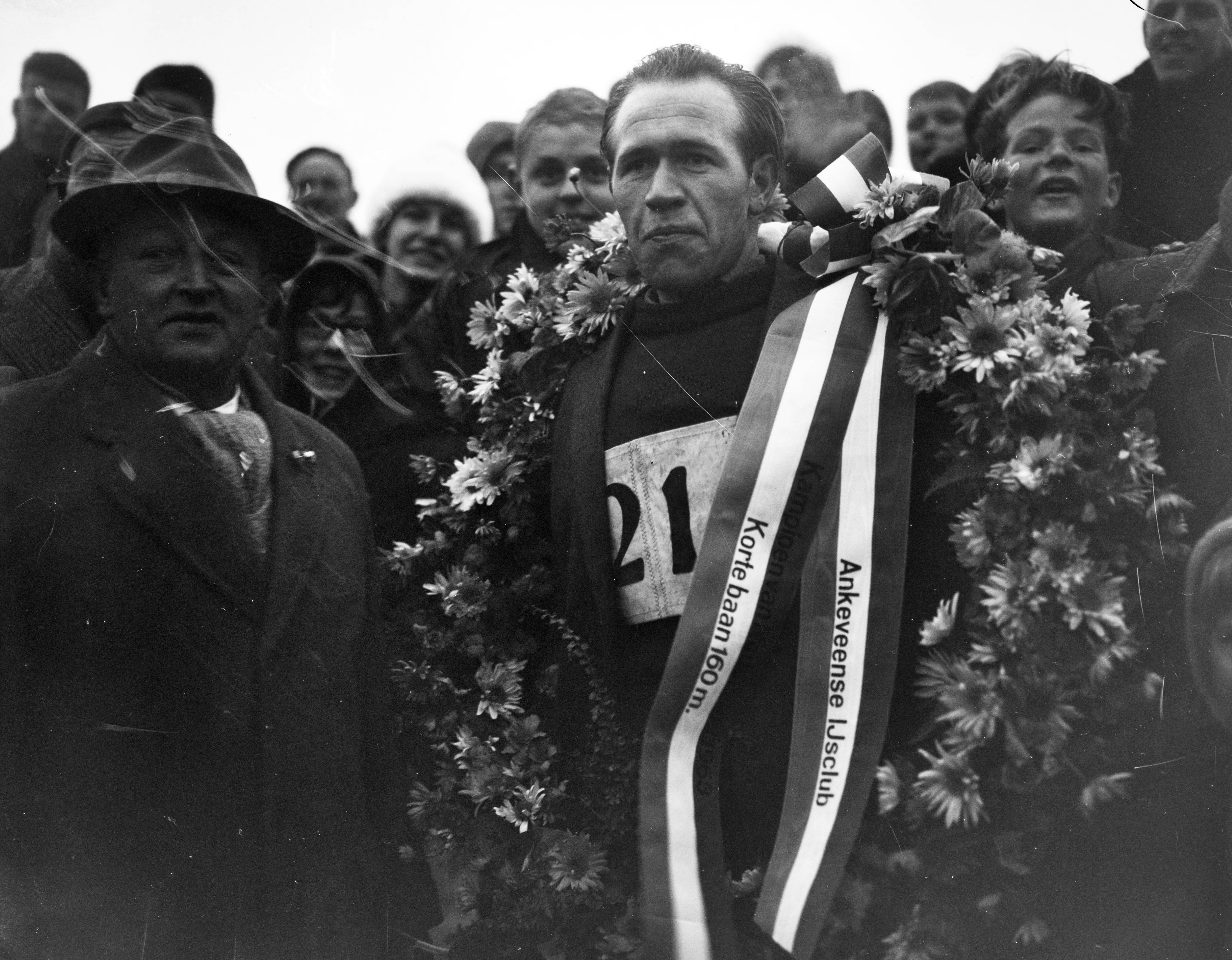 Fotocollectie Anefo — Kortebaan kampioenschappen van Nederland te Ankeveen, Geert Regts uit Nieuwerbrug kampioen — Foto: Bilsen, Joop van / Anefo. Licentie: Set B: Rechtenvrij / Publiek Domein. Bron: Nationaal Archief. http://hdl.handle.net/10648/aa24ddfa-d0b4-102d-bcf8-003048976d84