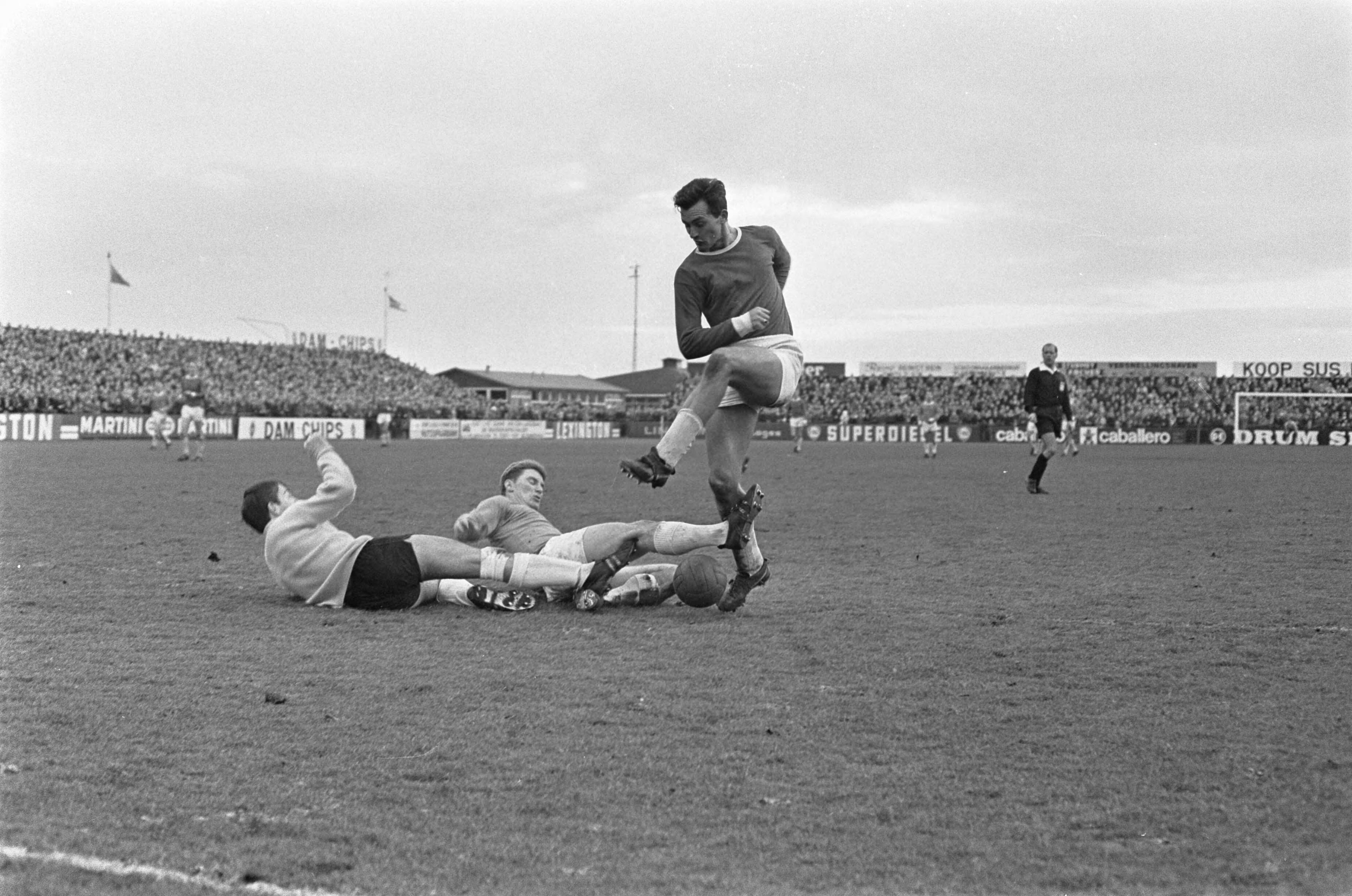 Fotocollectie Anefo — Voetbal. RCH tegen AZ'67 0-2. Keeper Siem Bos van RCH geslagen op de grond — Foto: Kroon, Ron / Anefo. Licentie: Set B: Rechtenvrij / Publiek Domein. Bron: Nationaal Archief. http://hdl.handle.net/10648/ab30ddfc-d0b4-102d-bcf8-003048976d84