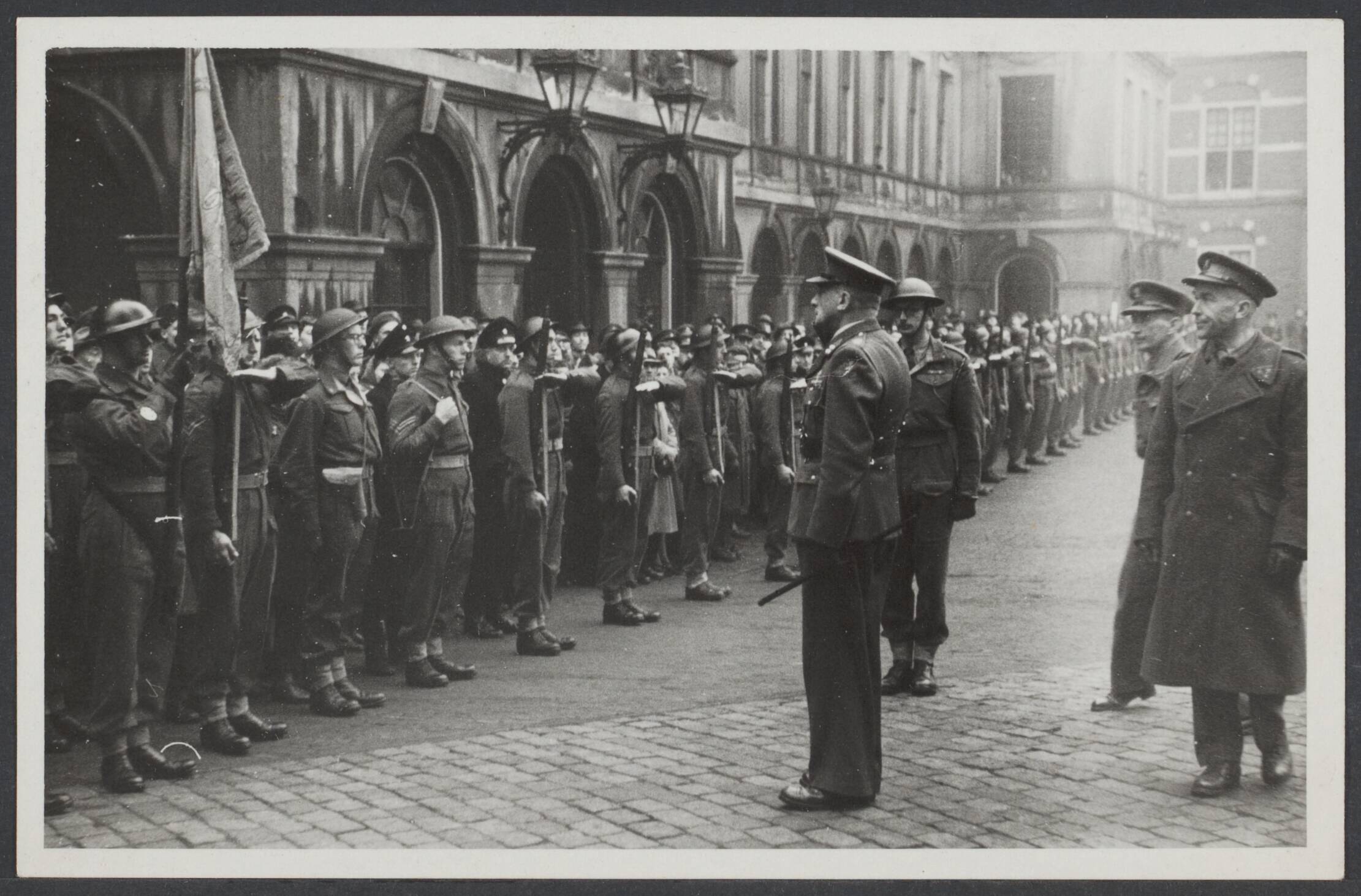 Bevrijding 's Gravenhage (Den Haag) — Luitenant-generaal baron Van Voorst tot Voorst groet de Koninklijke standaard [op het Binnenhof te Den Hag] — Foto: ABC Press Service / Rechtenvrij. Licentie: Set B: Rechtenvrij / Publiek Domein. Bron: Nationaal Archief. http://hdl.handle.net/10648/55d694d8-867e-07d5-c15b-153ba21ce302