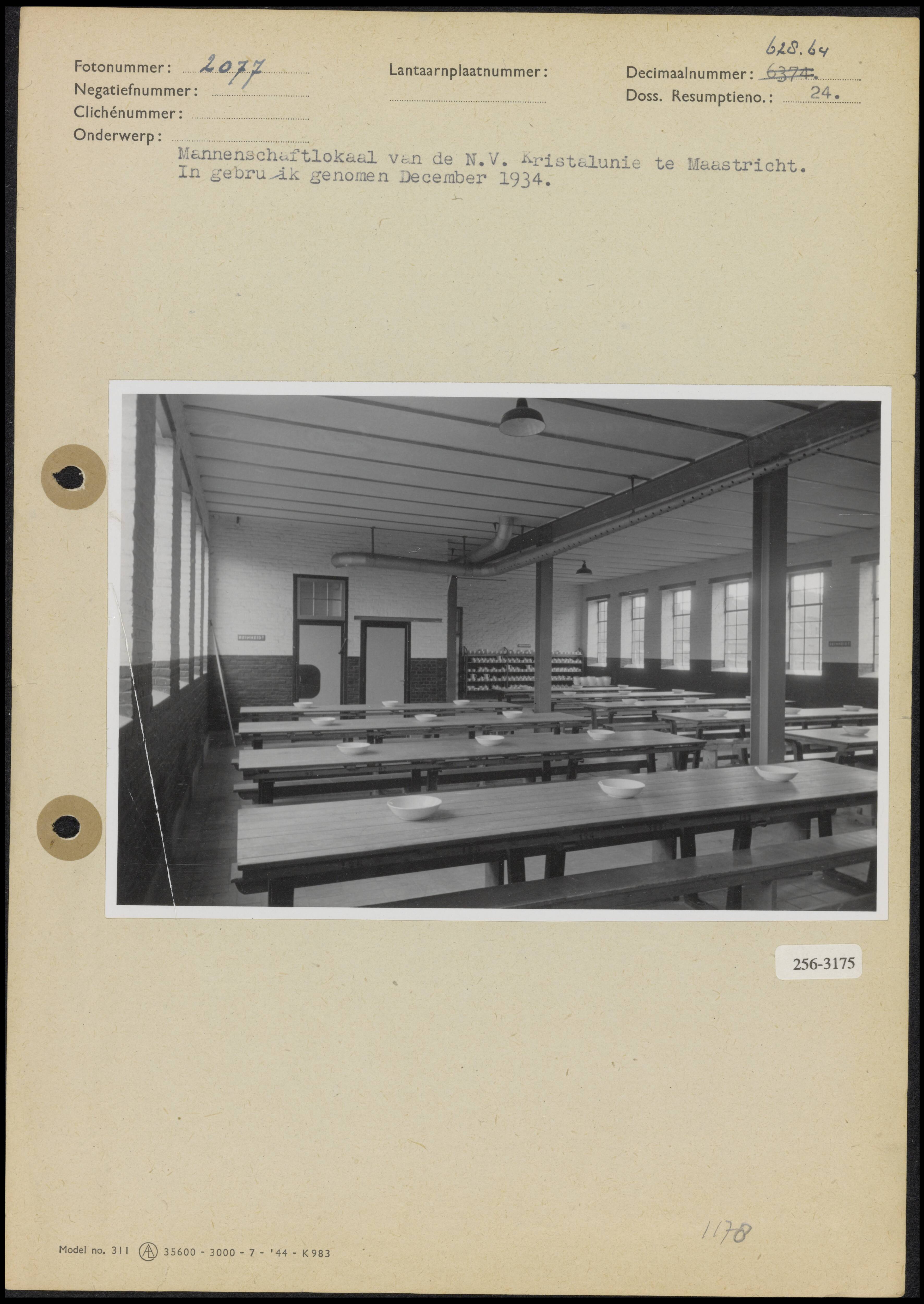 Schaftlokalen en kantines — Mannenschaftlokaal van NV Kristalunie te Maastricht; in gebruik genomen in december 1934 — Foto: Onbekend / Publiek Domein of Rechtenvrij. Licentie: Set B: Rechtenvrij / Publiek Domein. Bron: Nationaal Archief. http://hdl.handle.net/10648/b0182f14-d0b4-102d-bcf8-003048976d84