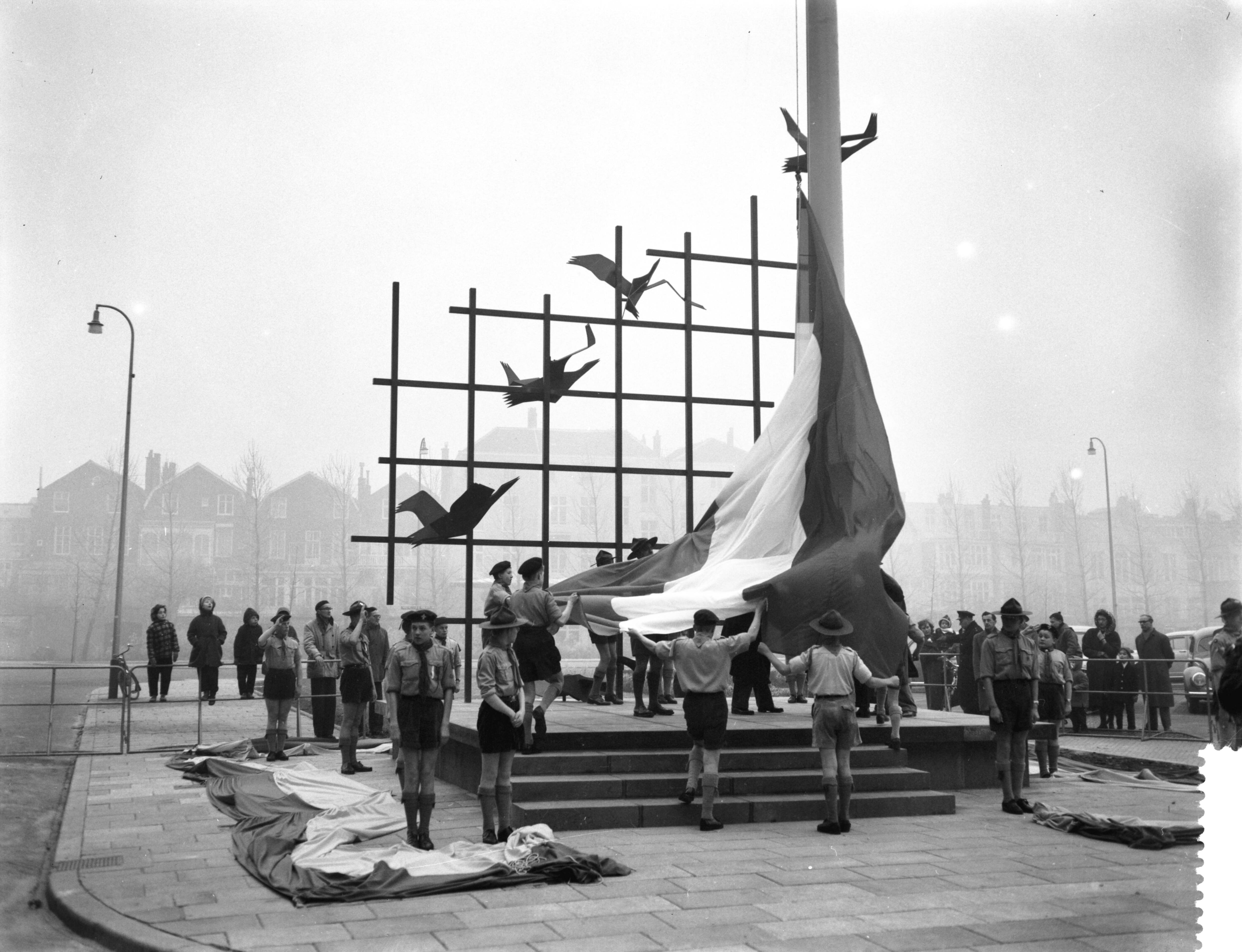 Fotocollectie Anefo — Overdracht in Den Haag van de permanente bevrijdingsvlag te Den Haag — Foto: Rossem, Wim van / Anefo. Licentie: Set B: Rechtenvrij / Publiek Domein. Bron: Nationaal Archief. http://hdl.handle.net/10648/a98d7dd4-d0b4-102d-bcf8-003048976d84