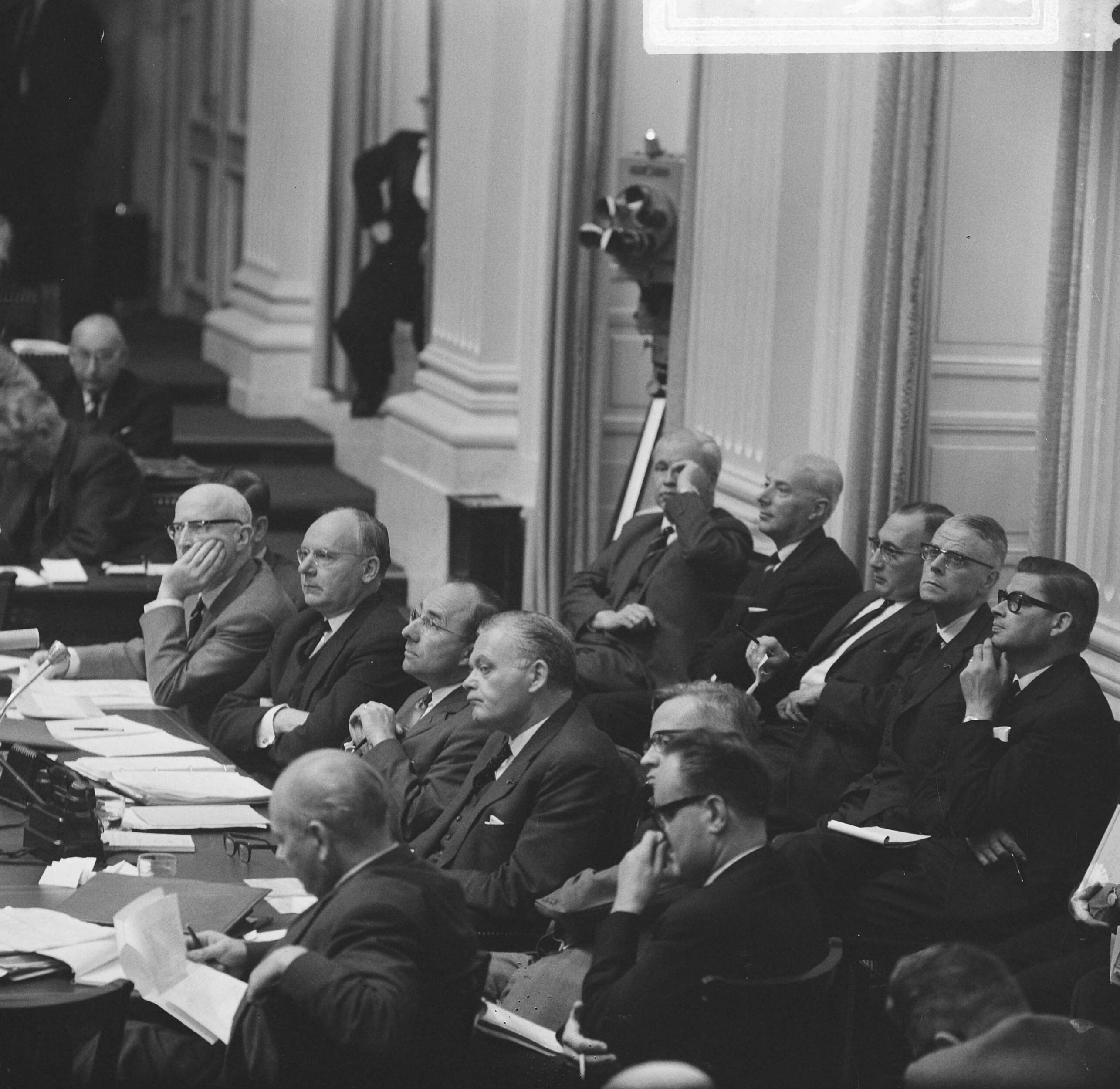 Algemene Politieke Beschouwingen in de Tweede Kamer te Den Haag — De regeringstafel, v.l.n.r. de ministers Samkalden,Vondeling, Cals (premier), Smallenbroek, Diepenhorst, Bogaers en Den Uyl — Foto: Nijs, Jac. de / Anefo. Licentie: Set B: Rechtenvrij / Publiek Domein. Bron: Nationaal Archief. http://hdl.handle.net/10648/aac6142c-d0b4-102d-bcf8-003048976d84