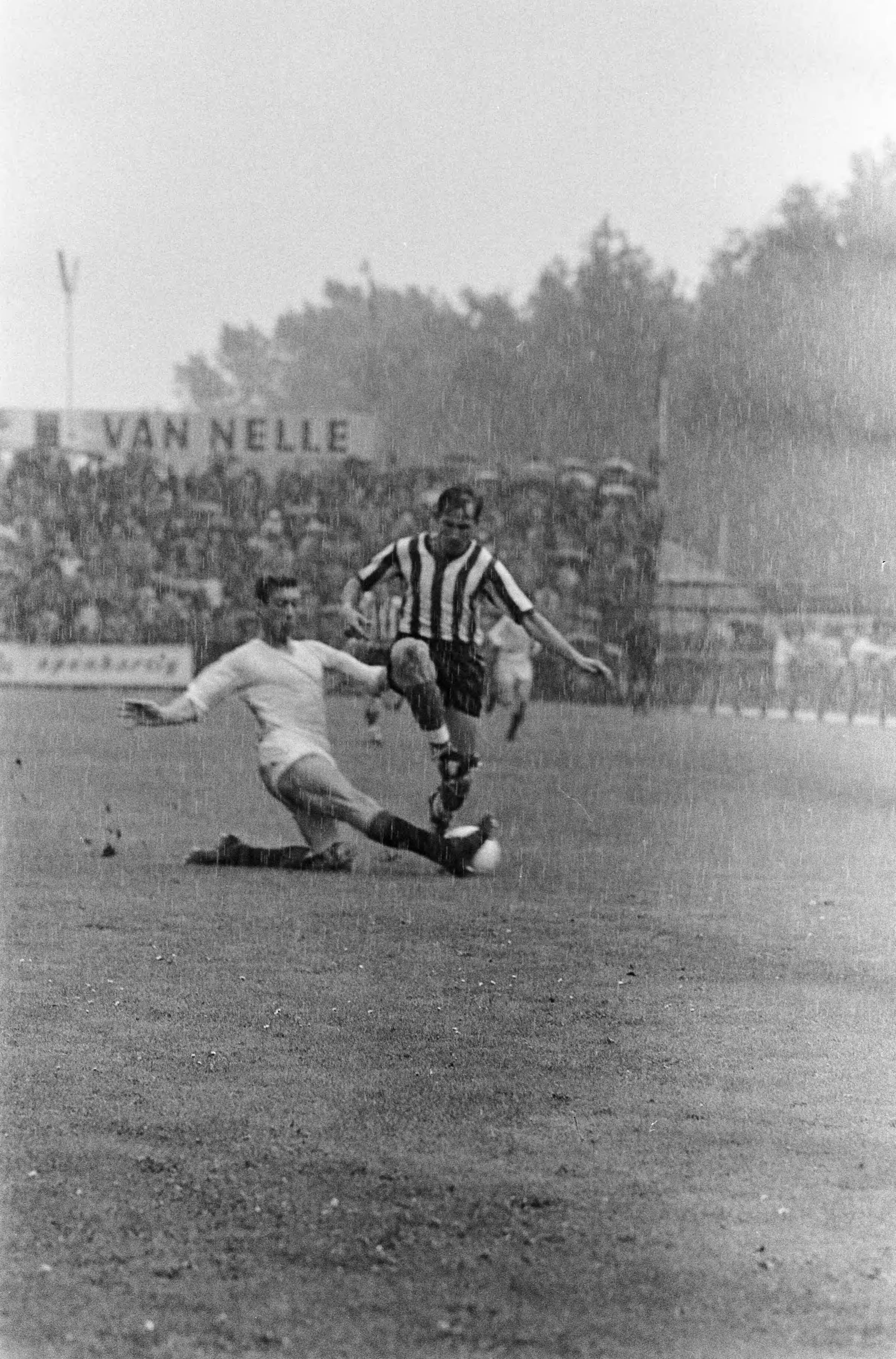 Fotocollectie Anefo — Voetbal. ADO tegen Sparta 2-2. Spelmoment, Ole Madsen (Sparta) en Aad Mansveld (ADO) — Foto: Kroon, Ron / Anefo. Licentie: Set B: Rechtenvrij / Publiek Domein. Bron: Nationaal Archief. http://hdl.handle.net/10648/aabc3b6e-d0b4-102d-bcf8-003048976d84
