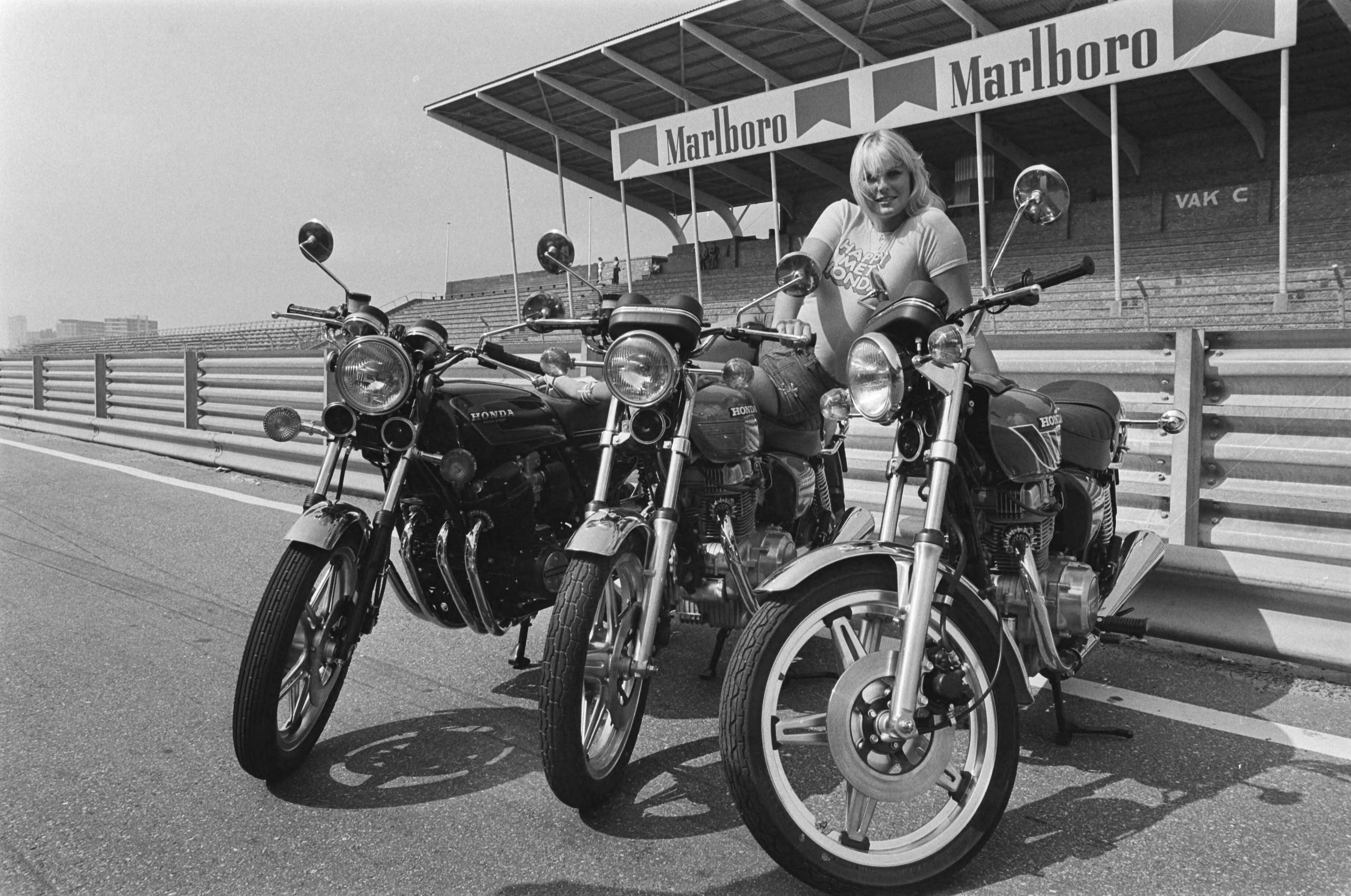 Fotocollectie Anefo — Presentatie drie nieuwe Honda-motoren op circuit van Zandvoort — Foto: Peters, Hans / Anefo. Licentie: Set B: Rechtenvrij / Publiek Domein. Bron: Nationaal Archief. http://hdl.handle.net/10648/aca07df0-d0b4-102d-bcf8-003048976d84