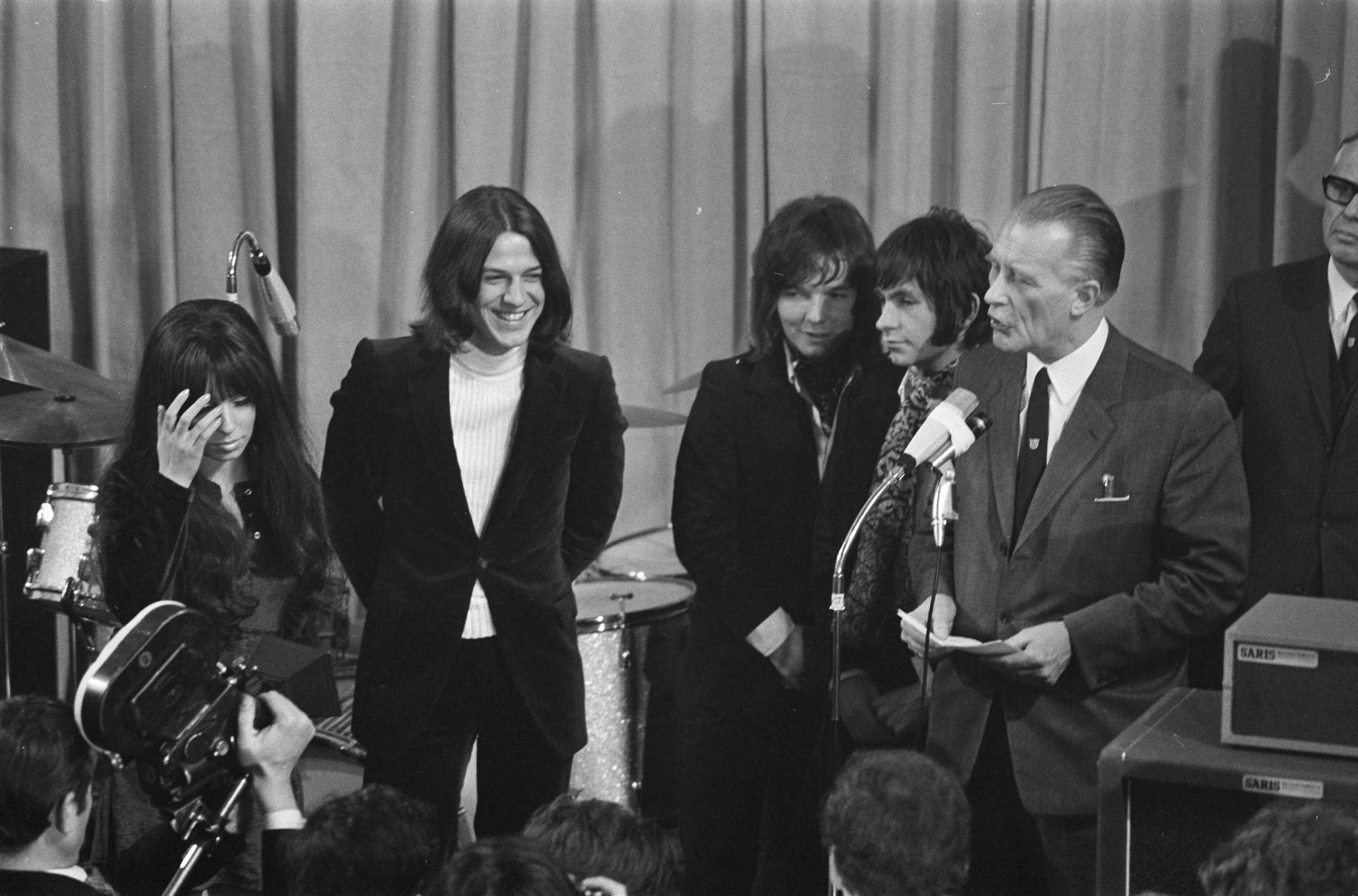 Fotocollectie Anefo — Haagse beatgroep Shocking Blue krijgt "zilveren penning van verdiensten" van Den Haag van wethouder van onderwijs H. J. Bilzen . Shocking Blue , Bilzen (r) / — Foto: Mieremet, Rob / Anefo. Licentie: Set B: Rechtenvrij / Publiek Domein. Bron: Nationaal Archief. http://hdl.handle.net/10648/ab8daea6-d0b4-102d-bcf8-003048976d84