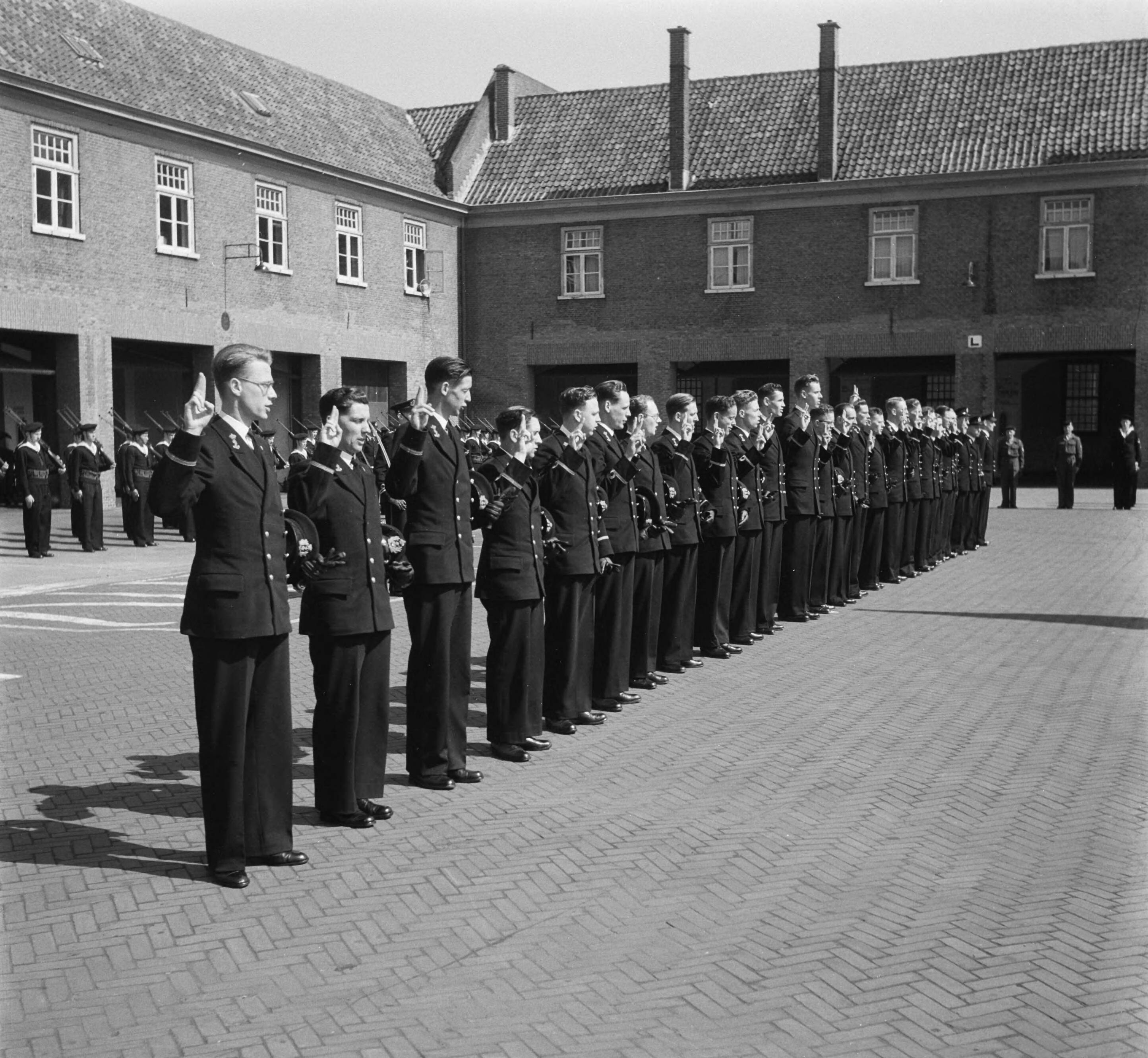Beëdiging Marine-officieren Den Haag — Foto: Noske, J.D. / Anefo. — Licentie: Set B: Rechtenvrij / Publiek Domein. Bron: Nationaal Archief. http://hdl.handle.net/10648/a8f898f4-d0b4-102d-bcf8-003048976d84
