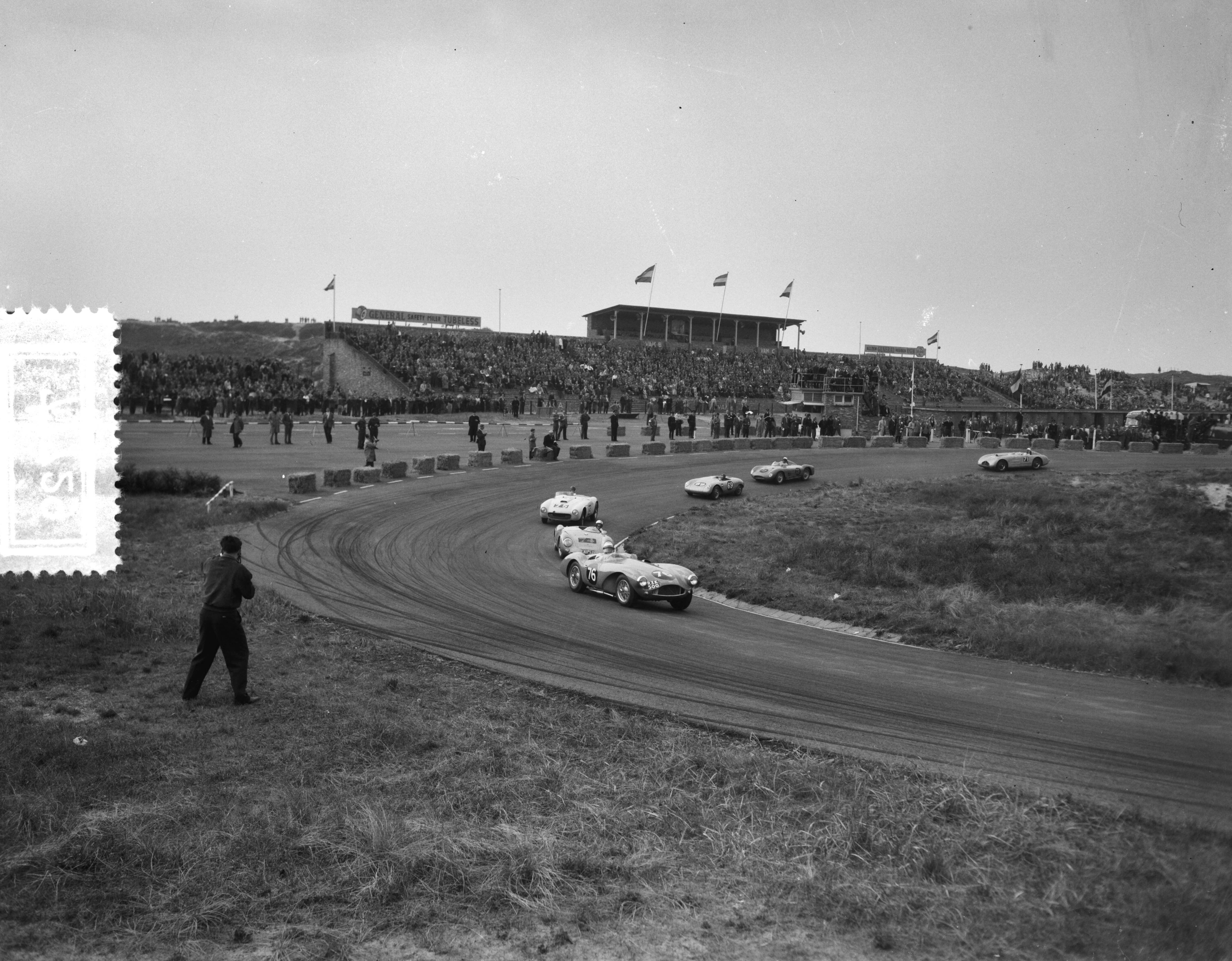 Fotocollectie Anefo — Nationale Sportwagenraces op het circuit van Zandvoort. Vrije rensportklasse — Foto: Bilsen, Joop van / Anefo. Licentie: Set B: Rechtenvrij / Publiek Domein. Bron: Nationaal Archief. http://hdl.handle.net/10648/a94857cc-d0b4-102d-bcf8-003048976d84