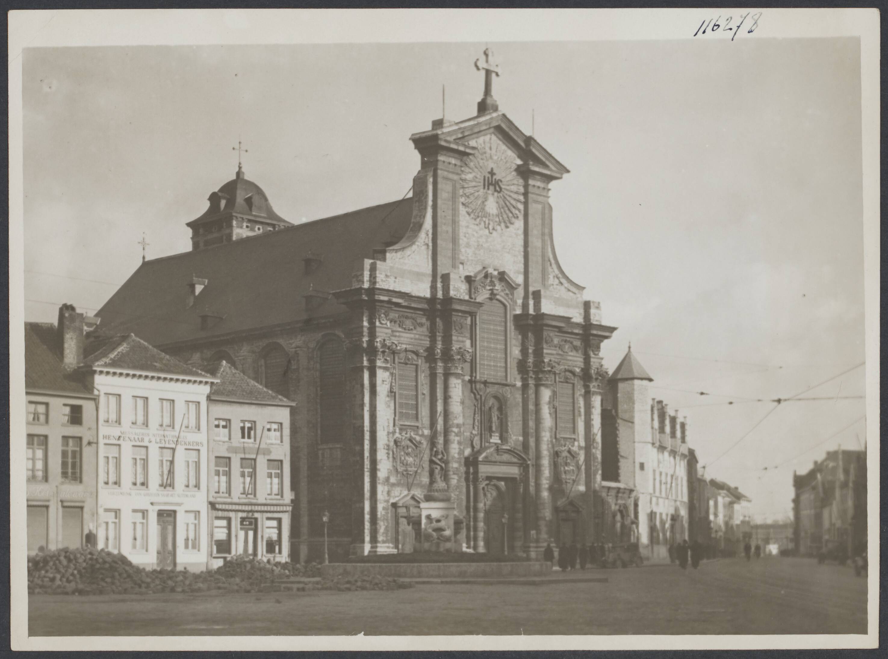 Mechelen — Mechelen. Sint-Petrus-en-Pauluskerk gezien vanaf de Veemarkt — Foto: Onbekend / Publiek Domein of Rechtenvrij. Licentie: Set B: Rechtenvrij / Publiek Domein. Bron: Nationaal Archief. http://hdl.handle.net/10648/54b07309-23b5-4e58-bb5b-5cab3917d0d4